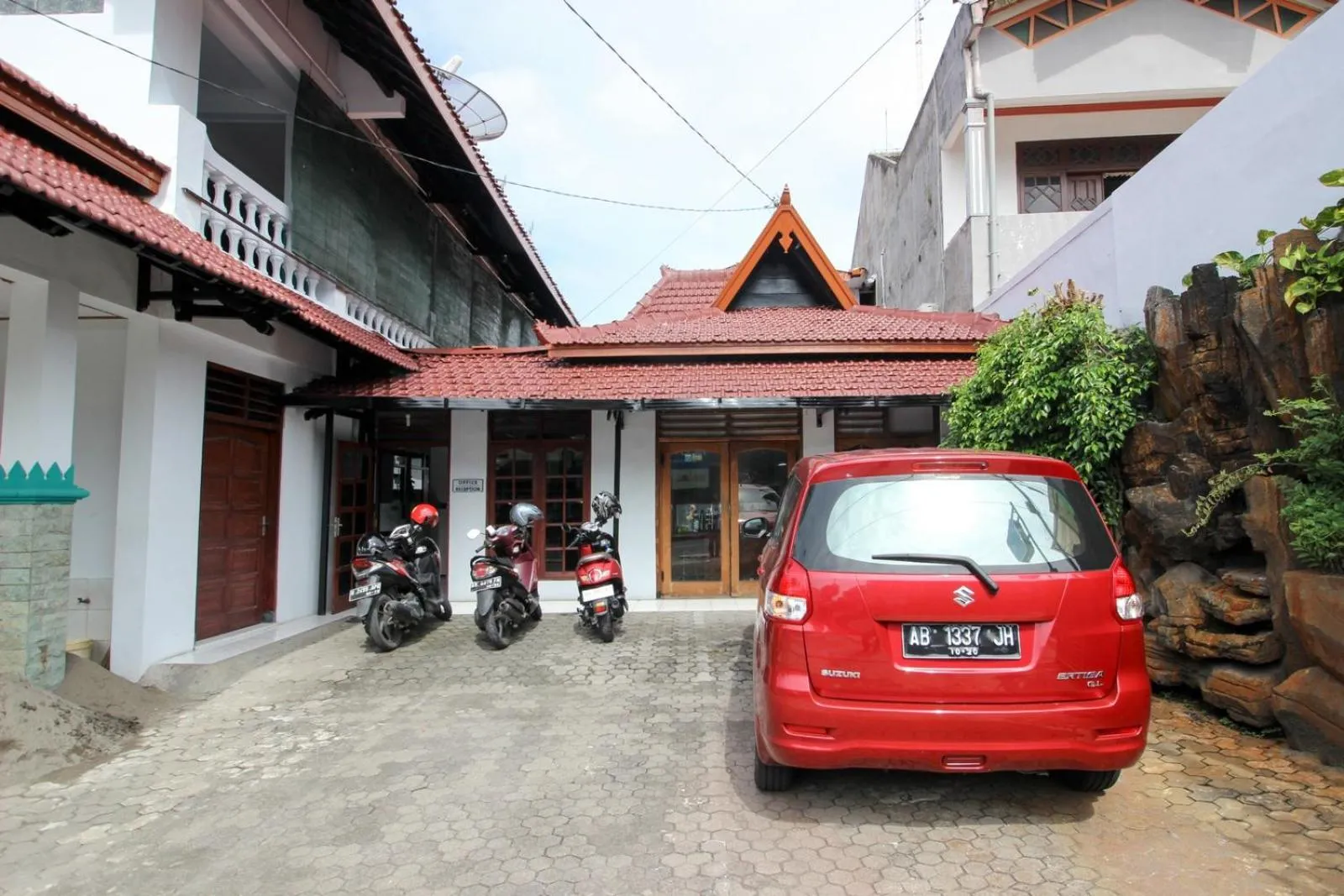 Facade/entrance in RedDoorz Plus near Alun Alun Selatan