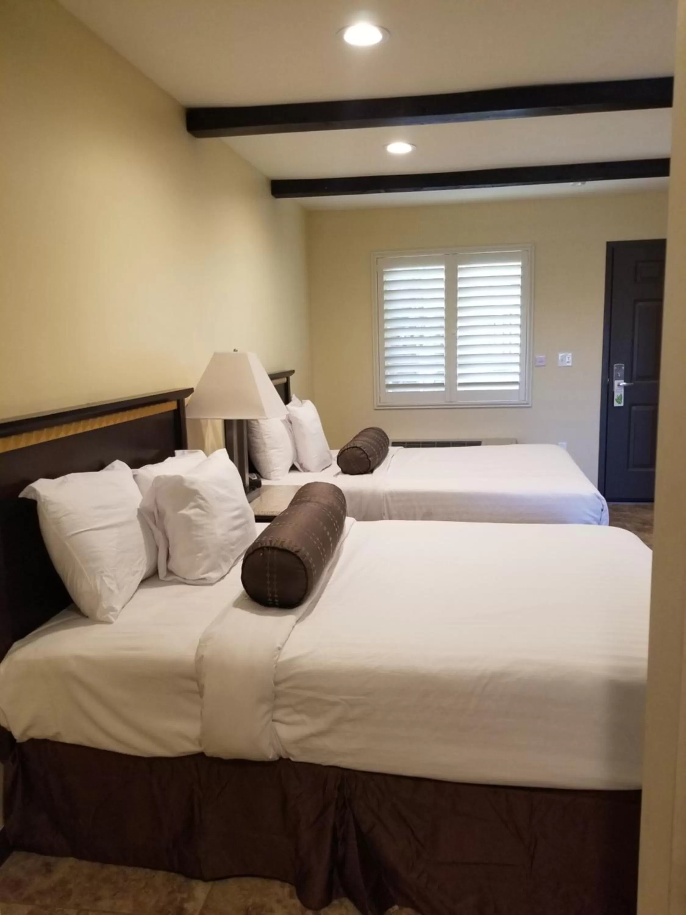 cot, Bed in Tuscan Garden Inn