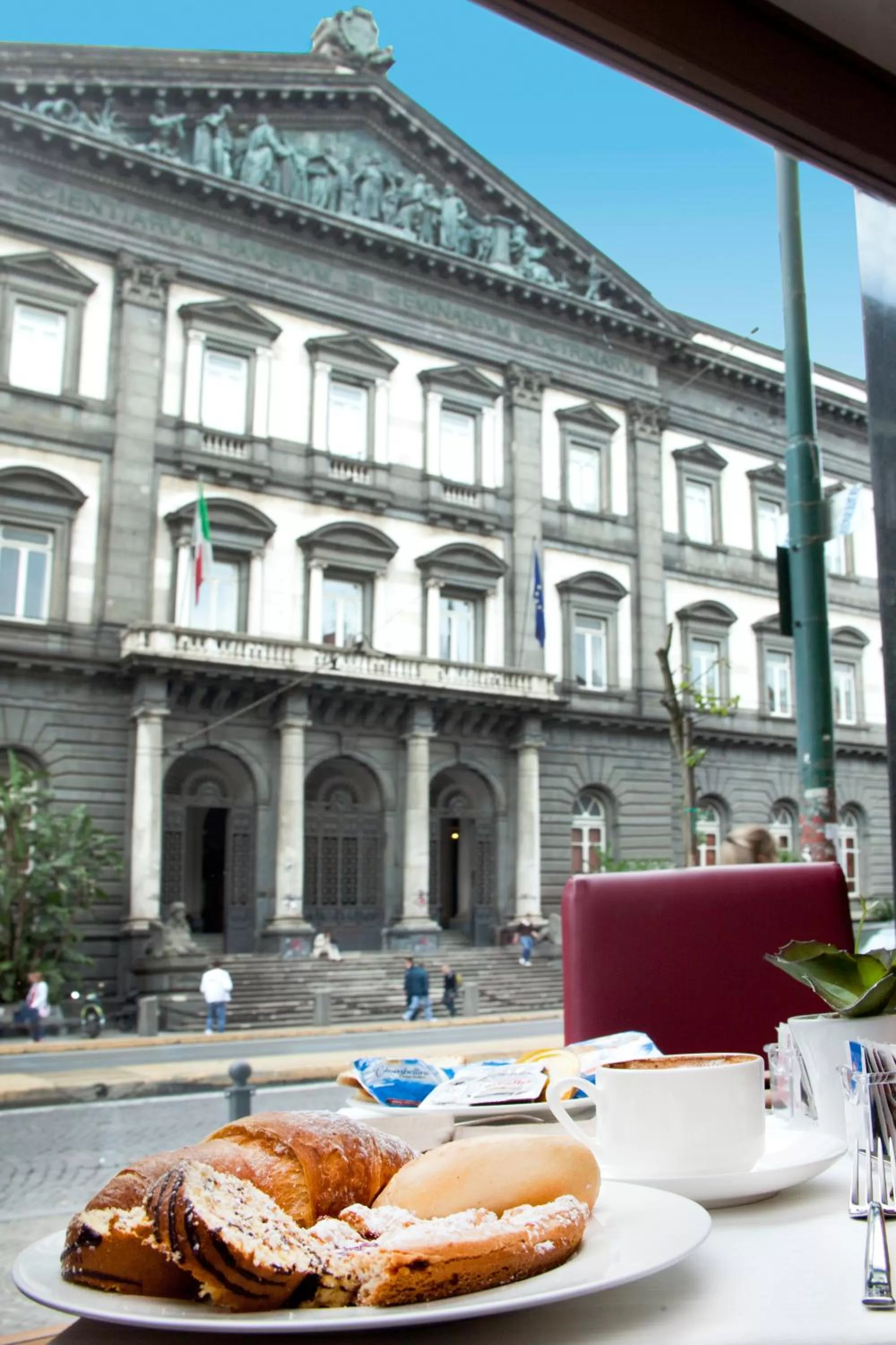 Restaurant/places to eat in Hotel Naples