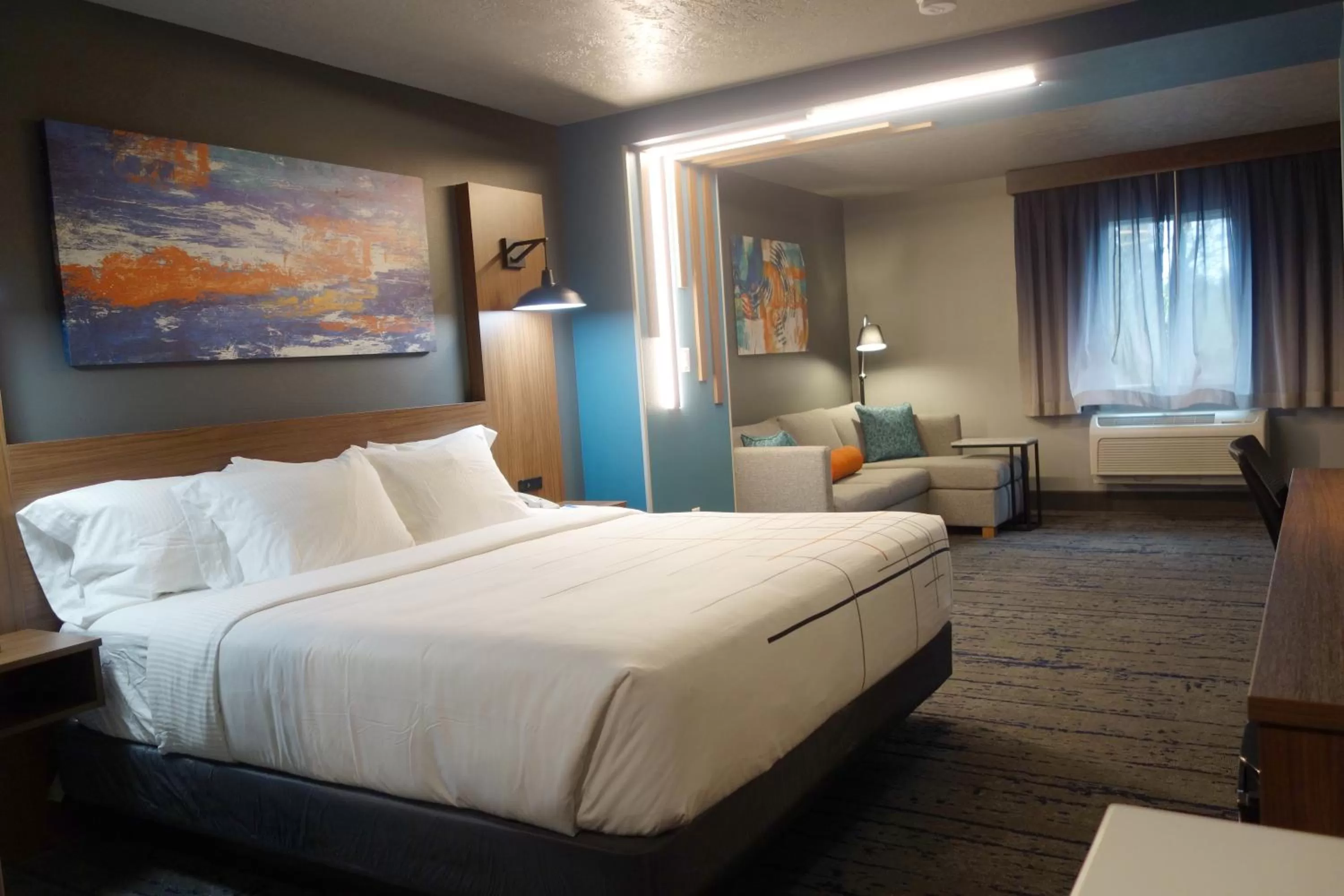 Bed in La Quinta Inn & Suites by Wyndham Springfield