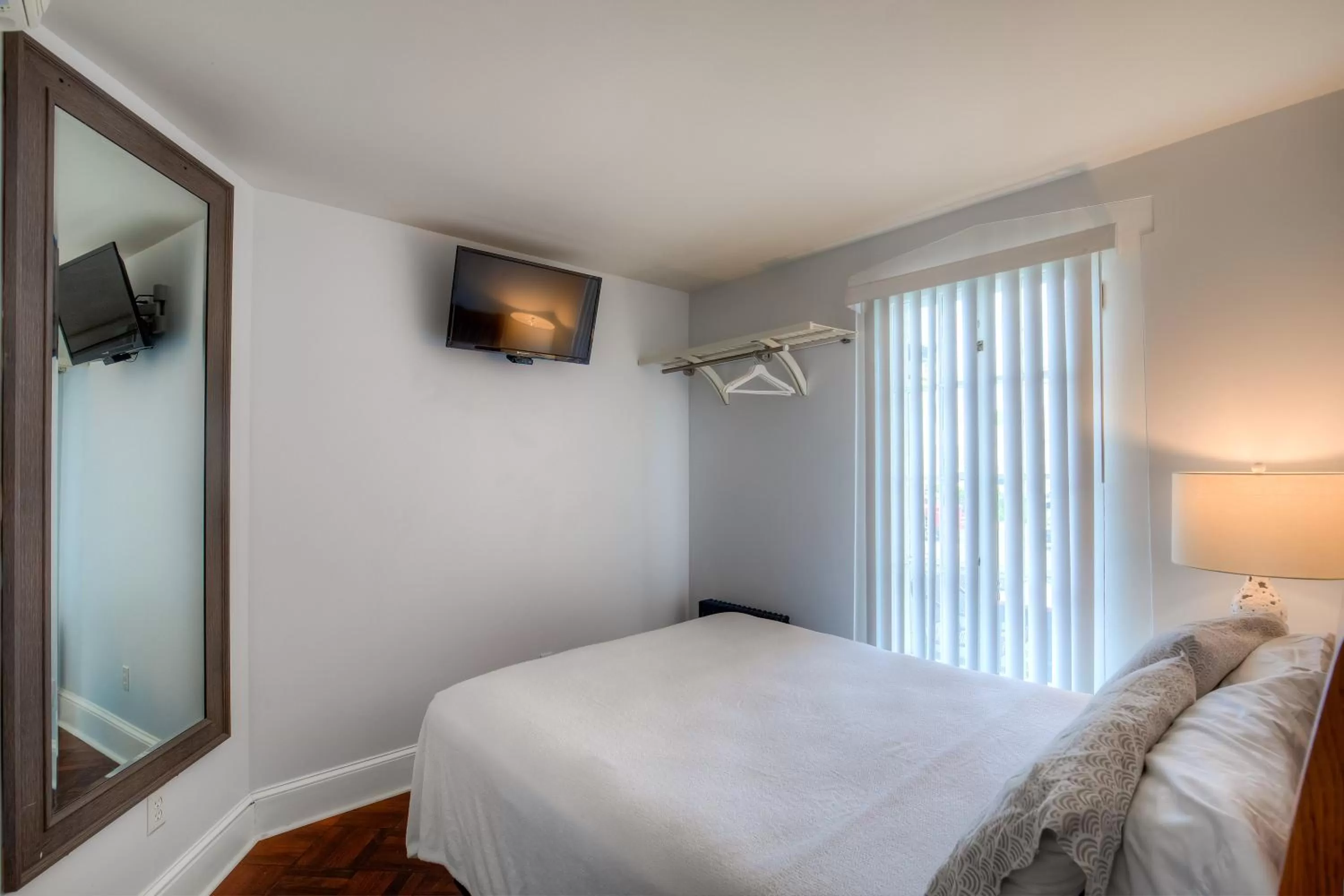 Photo of the whole room, Bed in Elaine's Cape May Boutique Hotel