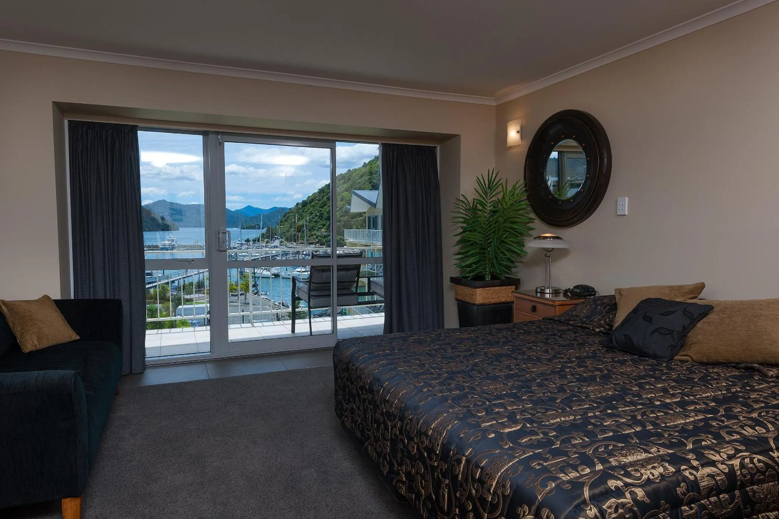 Balcony/Terrace, Bed in Beachcomber Inn Picton