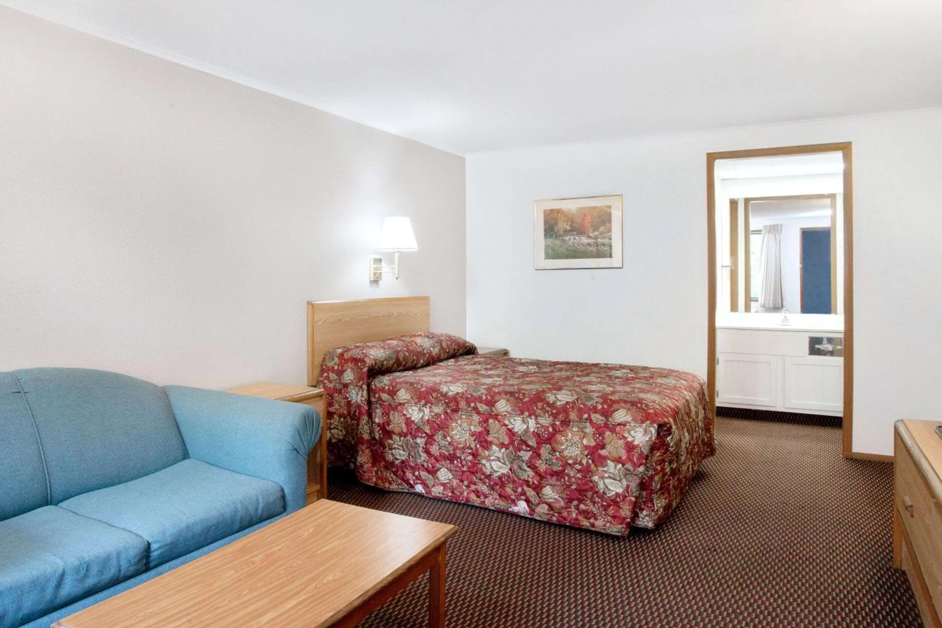 Photo of the whole room, Bed in Knights Inn Pittston