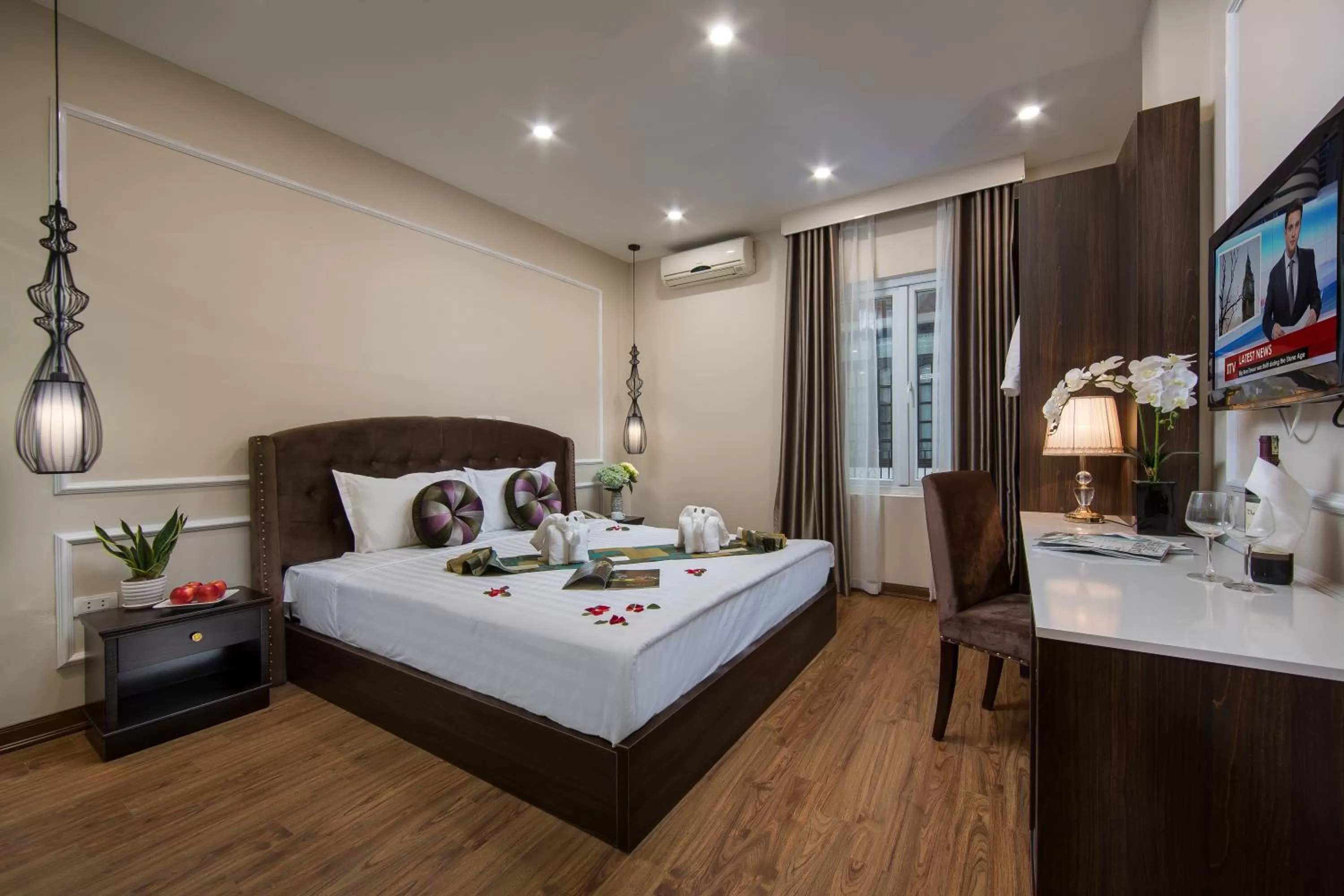 Photo of the whole room, Bed in Splendid Pearlight Hanoi