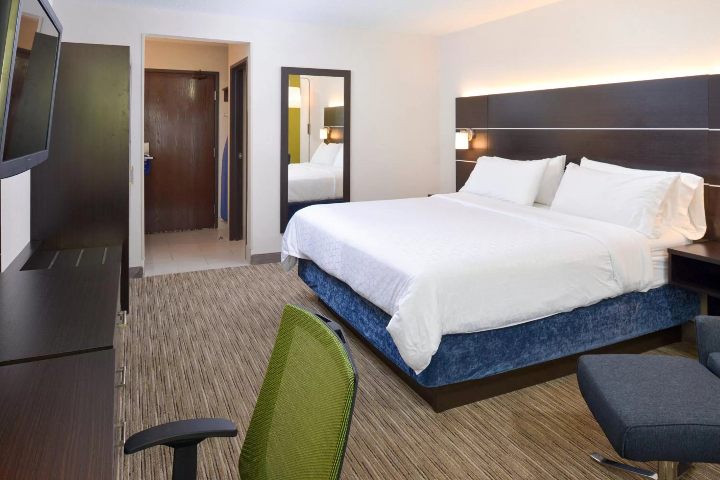 Photo of the whole room, Bed in Holiday Inn Express Wixom by IHG