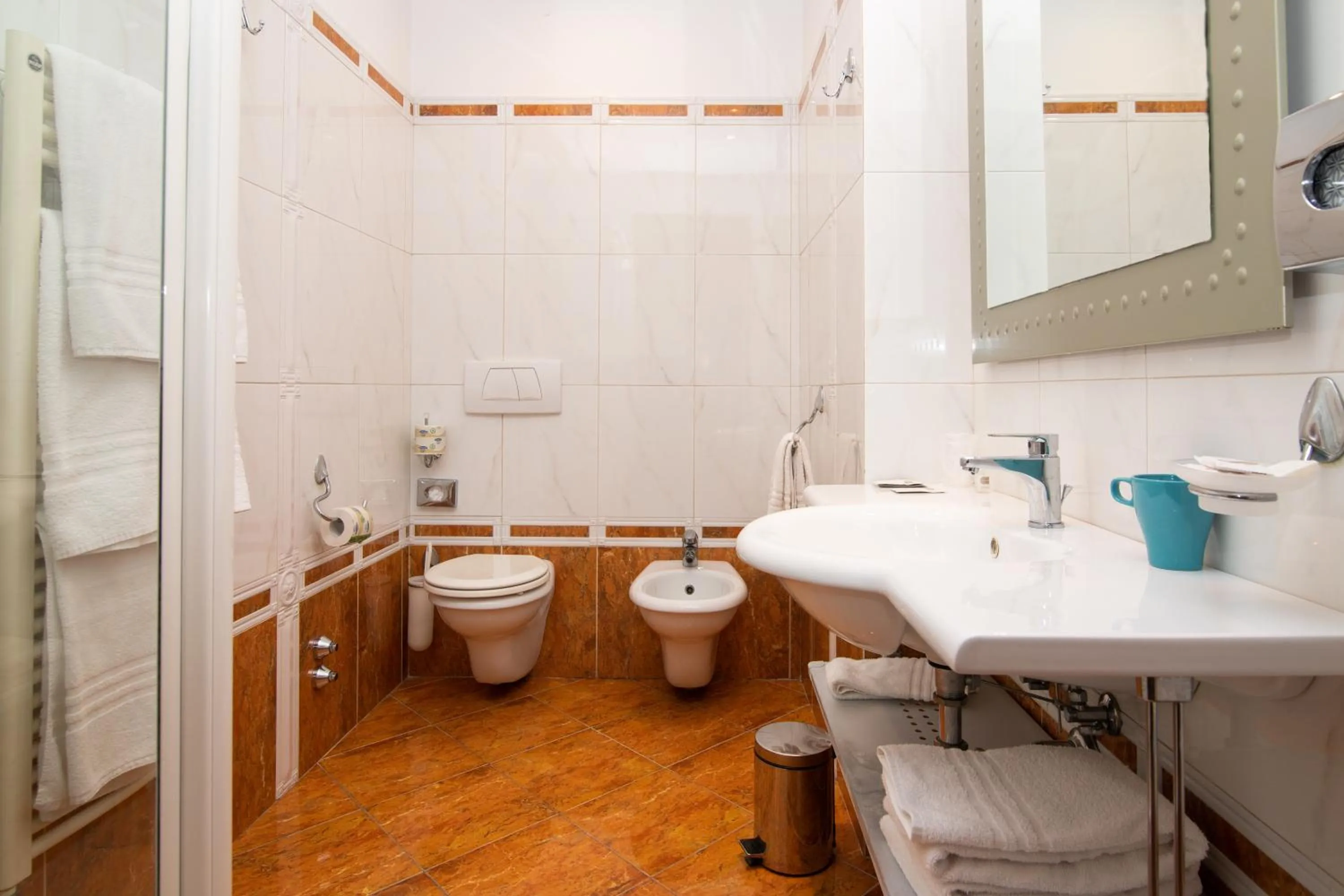 Toilet in Millennhotel