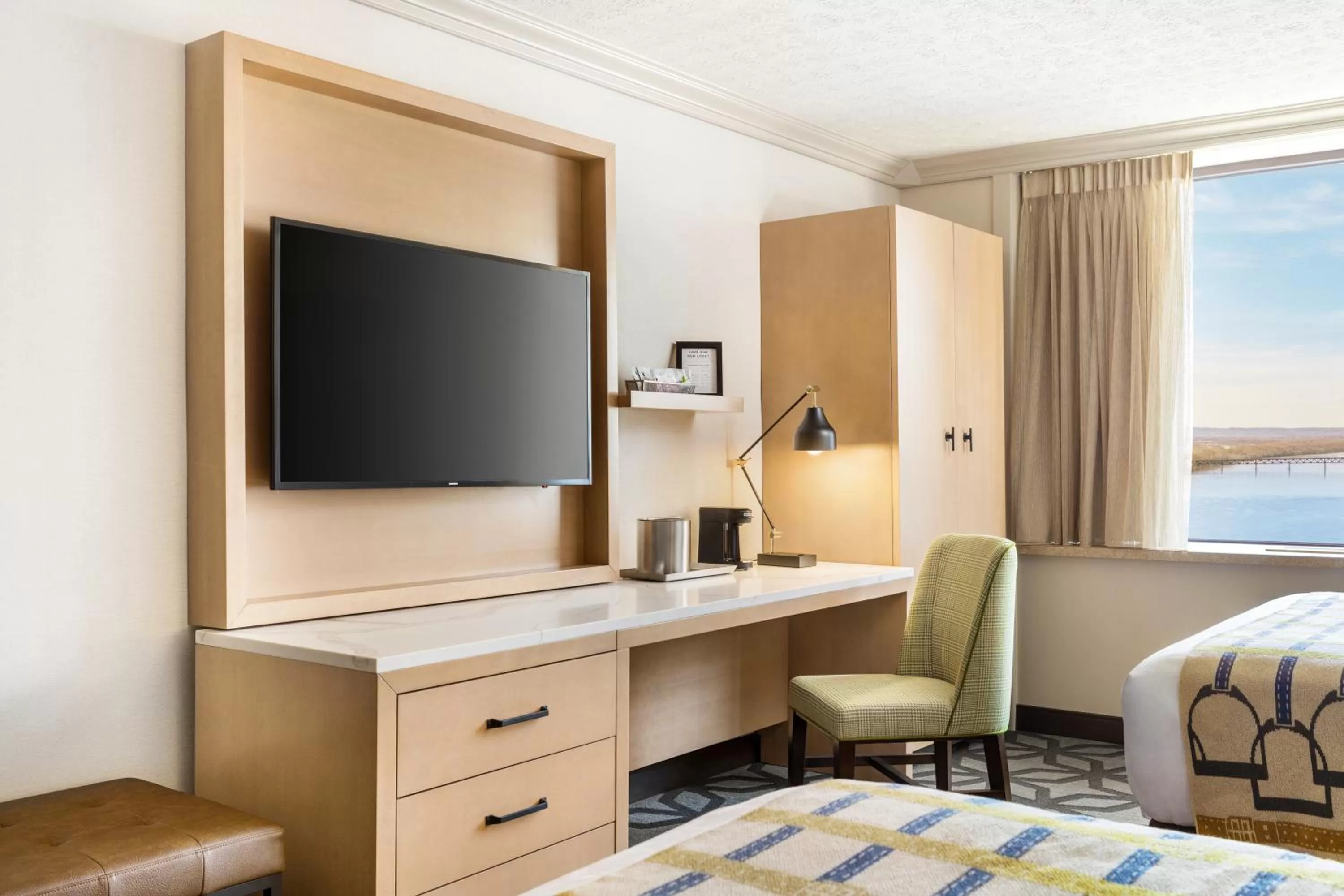 TV and multimedia, Bed in Galt House Hotel, A Trademark Collection Hotel