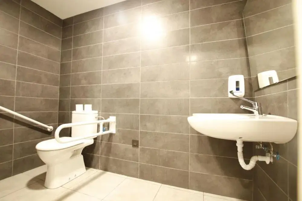 Bed in 6-Bed Dormitory Room with Private Bathroom in Bilbao Metropolitan Hostel by Bossh! Hotels Bed in 6-Bed Dormitory Room with Private Bathroom in Bilbao Metropolitan Hostel by Bossh! Hotels