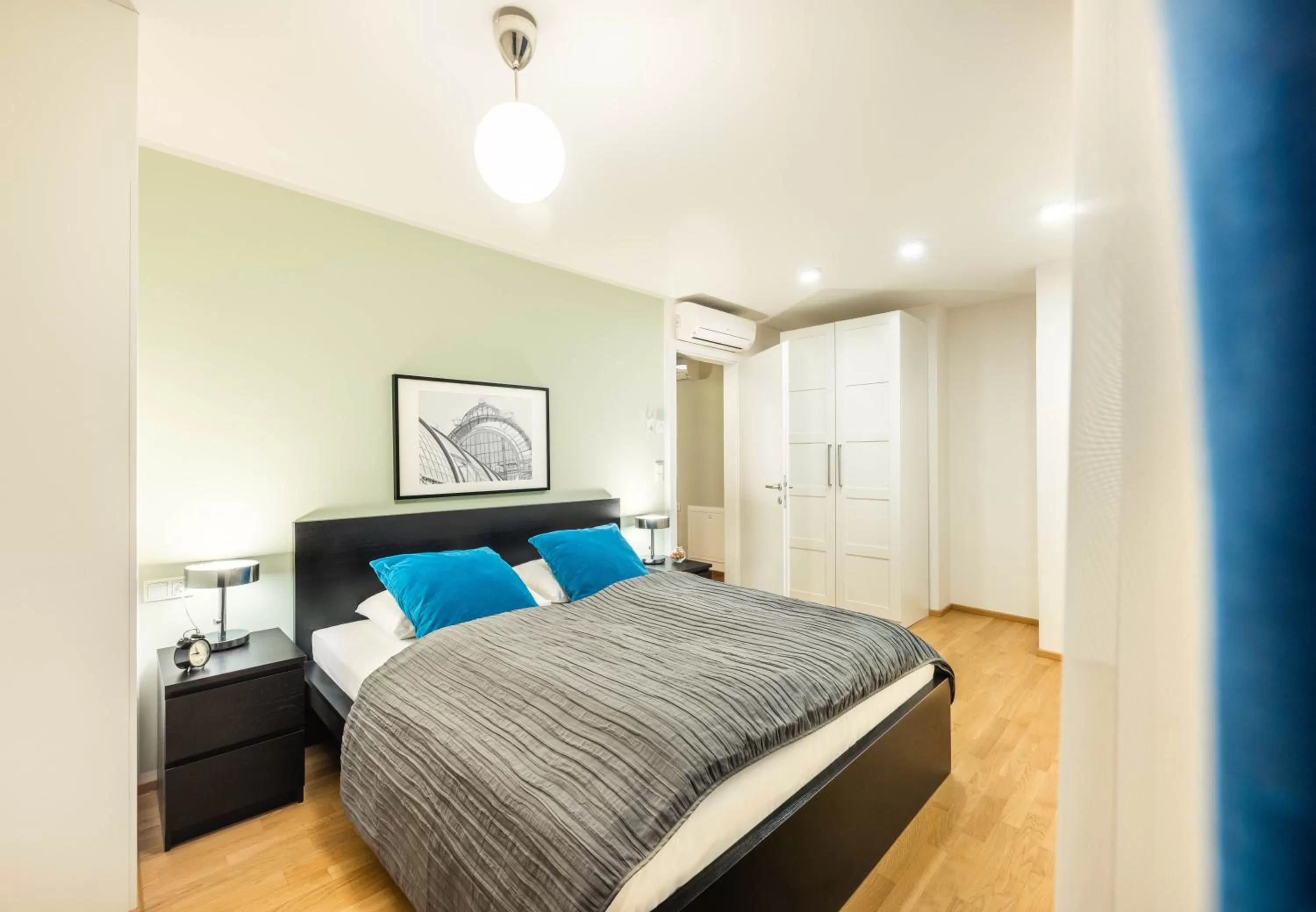 Bed in Jimmy's Apartments Emerald