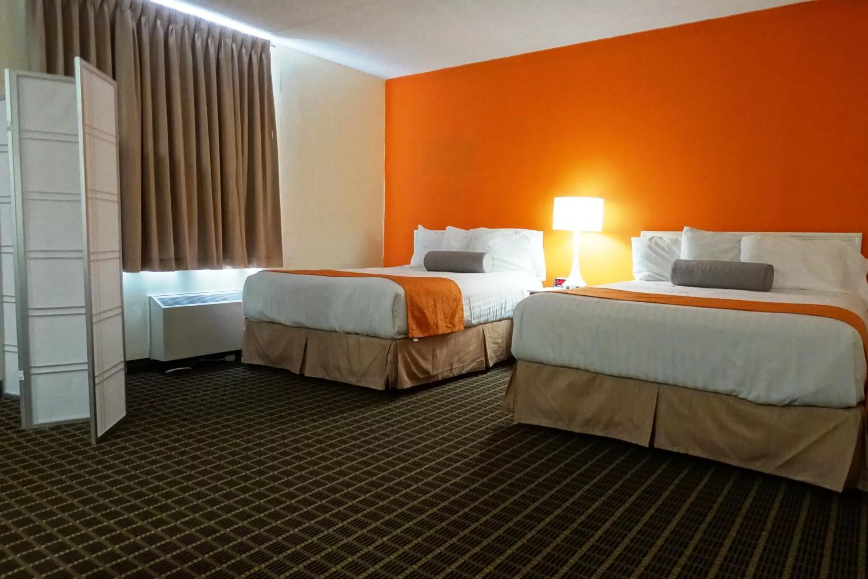 Photo of the whole room, Bed in Howard Johnson by Wyndham Tillsonburg