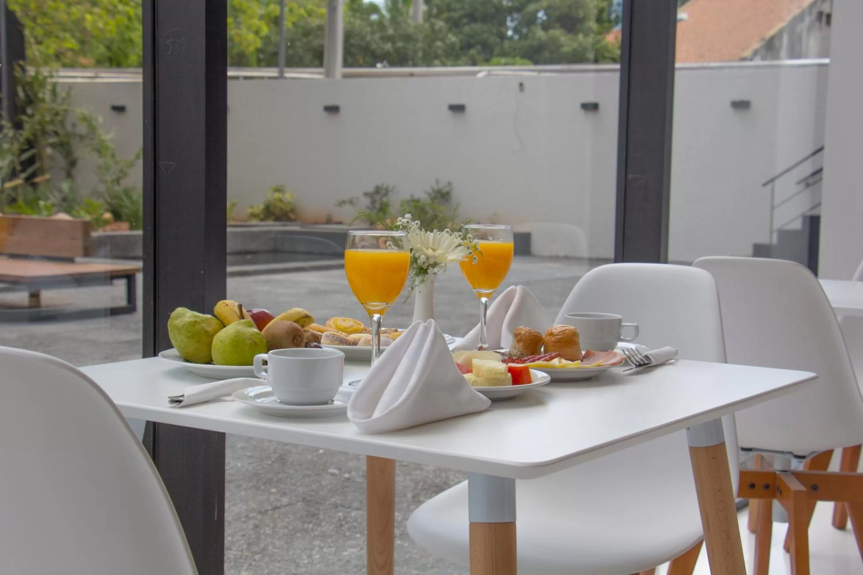 Restaurant/places to eat in Esplendor by Wyndham Asuncion