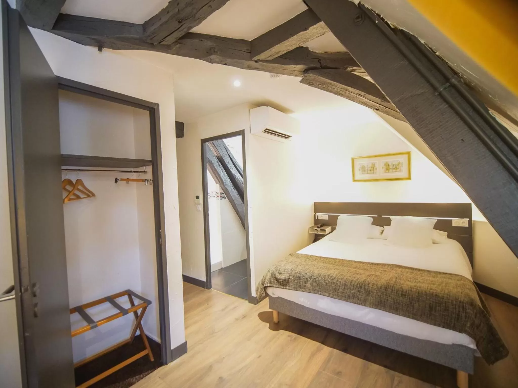 Bed in Hotel Athanor Centre