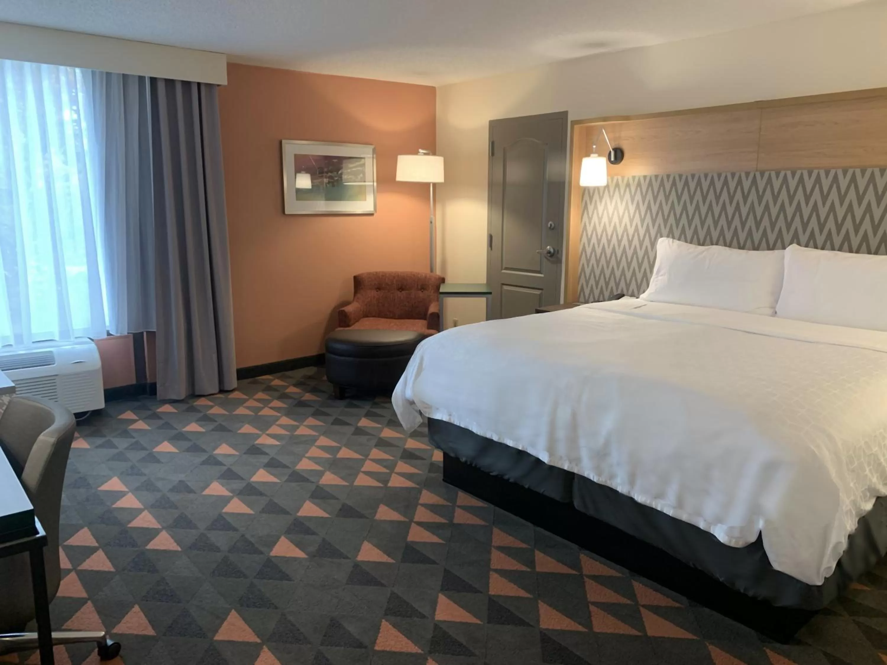 Photo of the whole room, Bed in Holiday Inn Asheville - Biltmore West by IHG