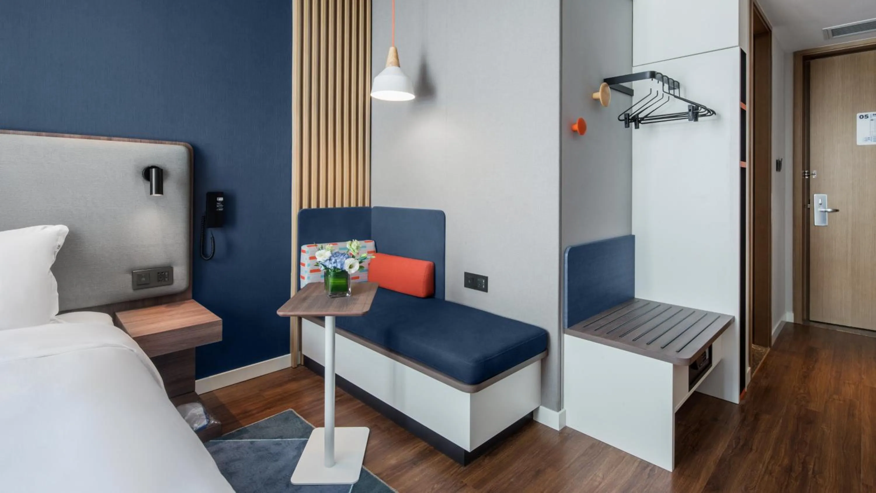 Seating area, Bed in Holiday Inn Express Shanghai Hongqiao North by IHG