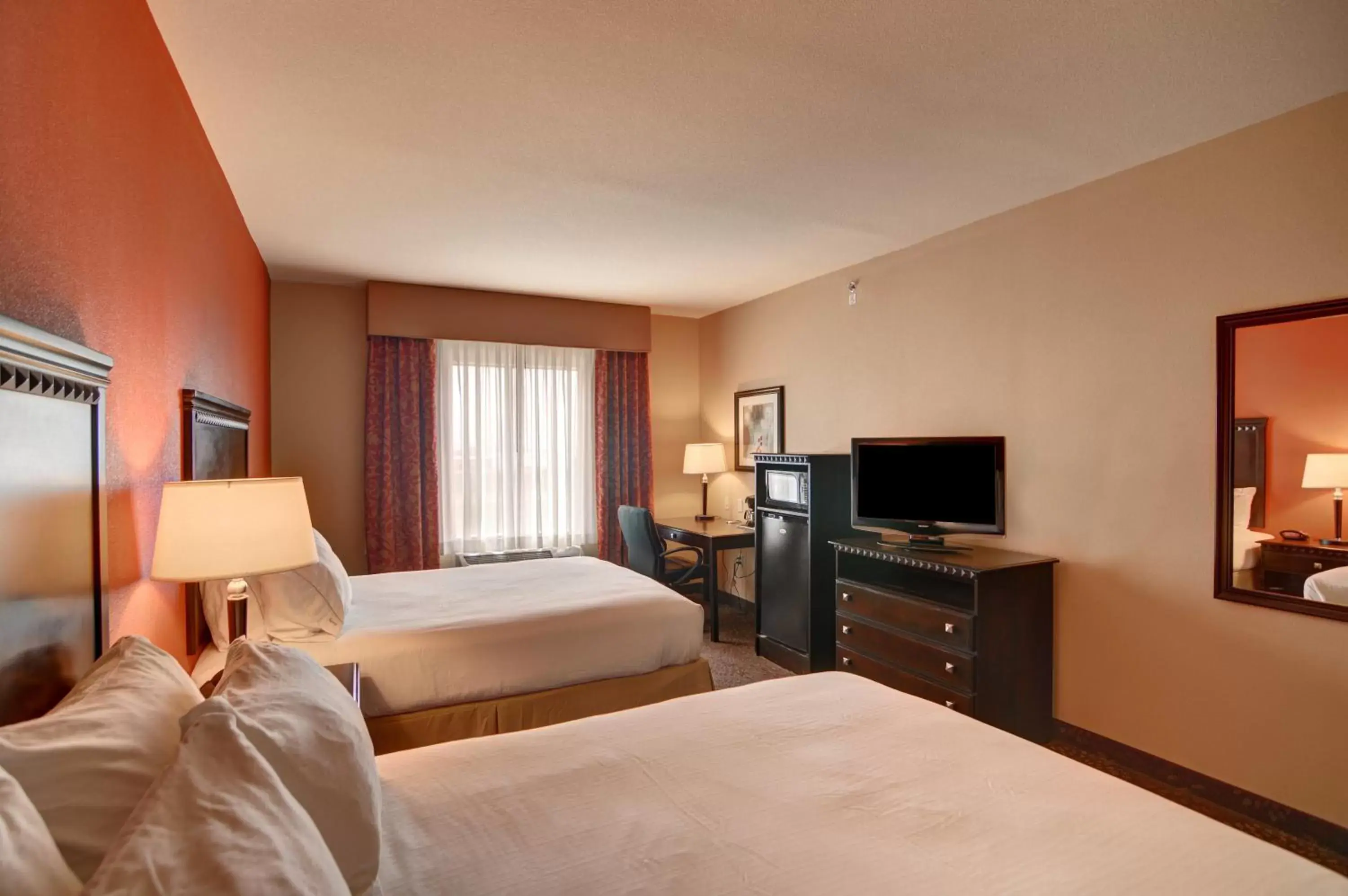 Standard Queen Room with Two Queen Beds and Roll-In Shower - Mobility Access in Holiday Inn Express Hotel and Suites Altus by IHG Standard Queen Room with Two Queen Beds and Roll-In Shower - Mobility Access in Holiday Inn Express Hotel and Suites Altus by IHG