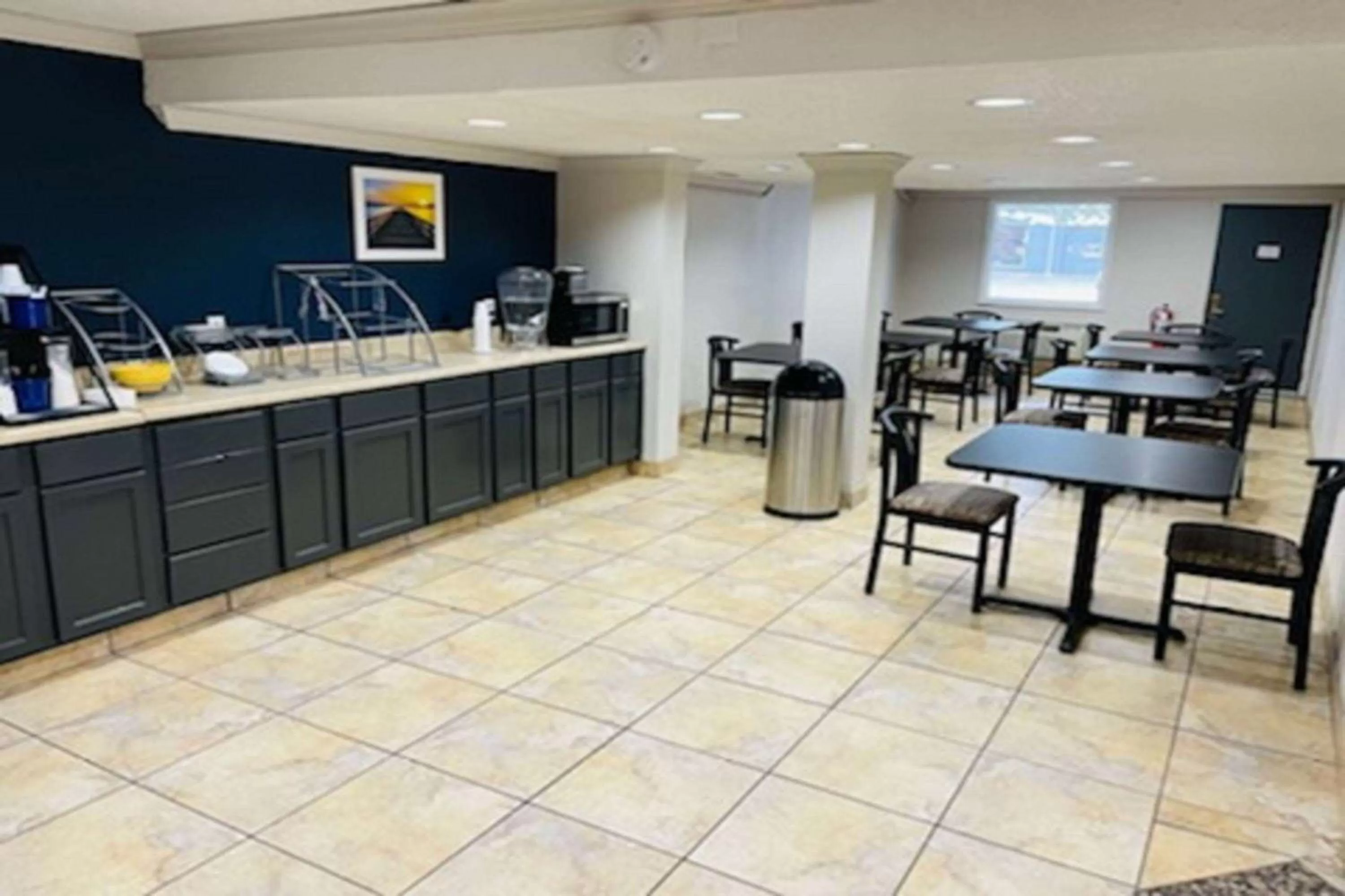 Restaurant/places to eat in Days Inn and Suites by Wyndham Port Huron