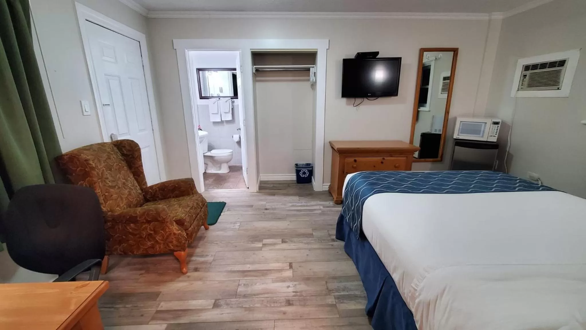 Bed in Knights Inn Colonial Fireside Inn