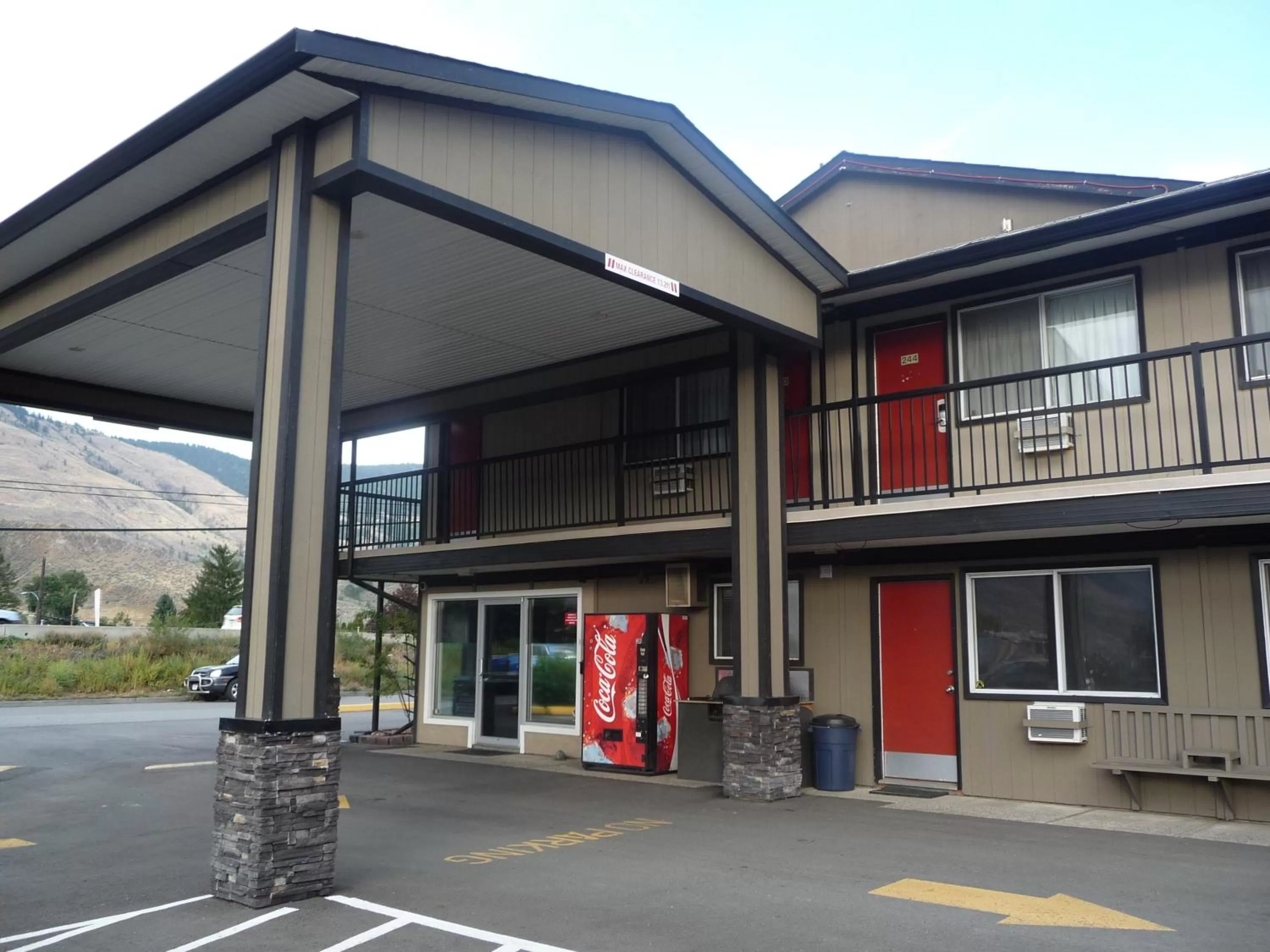 Facade/entrance in Super 8 by Wyndham Kamloops East
