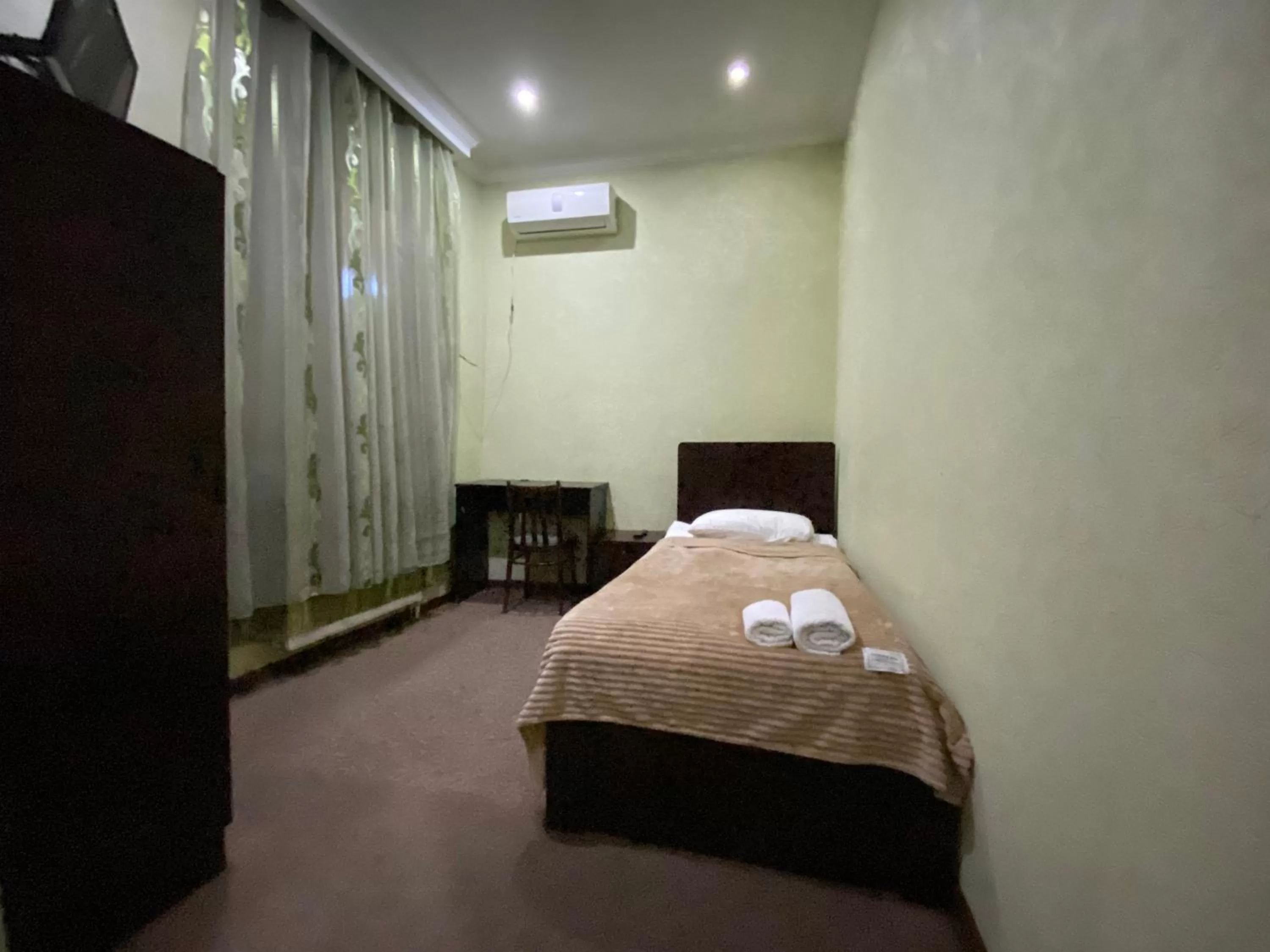 Property building, Bed in Hotel Shalimar