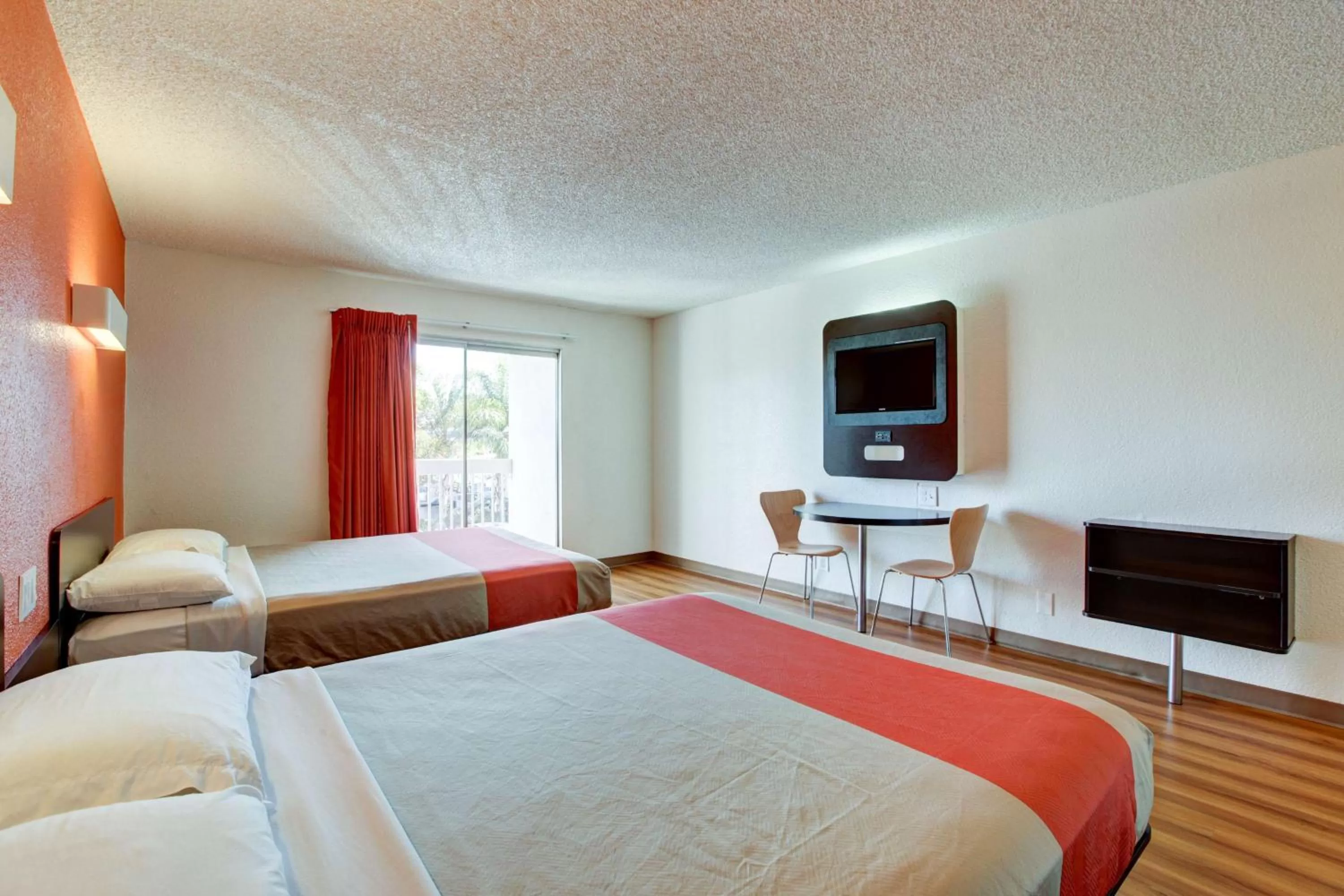 TV and multimedia, Bed in Motel 6-Santa Ana, CA - Irvine - Orange County Airport