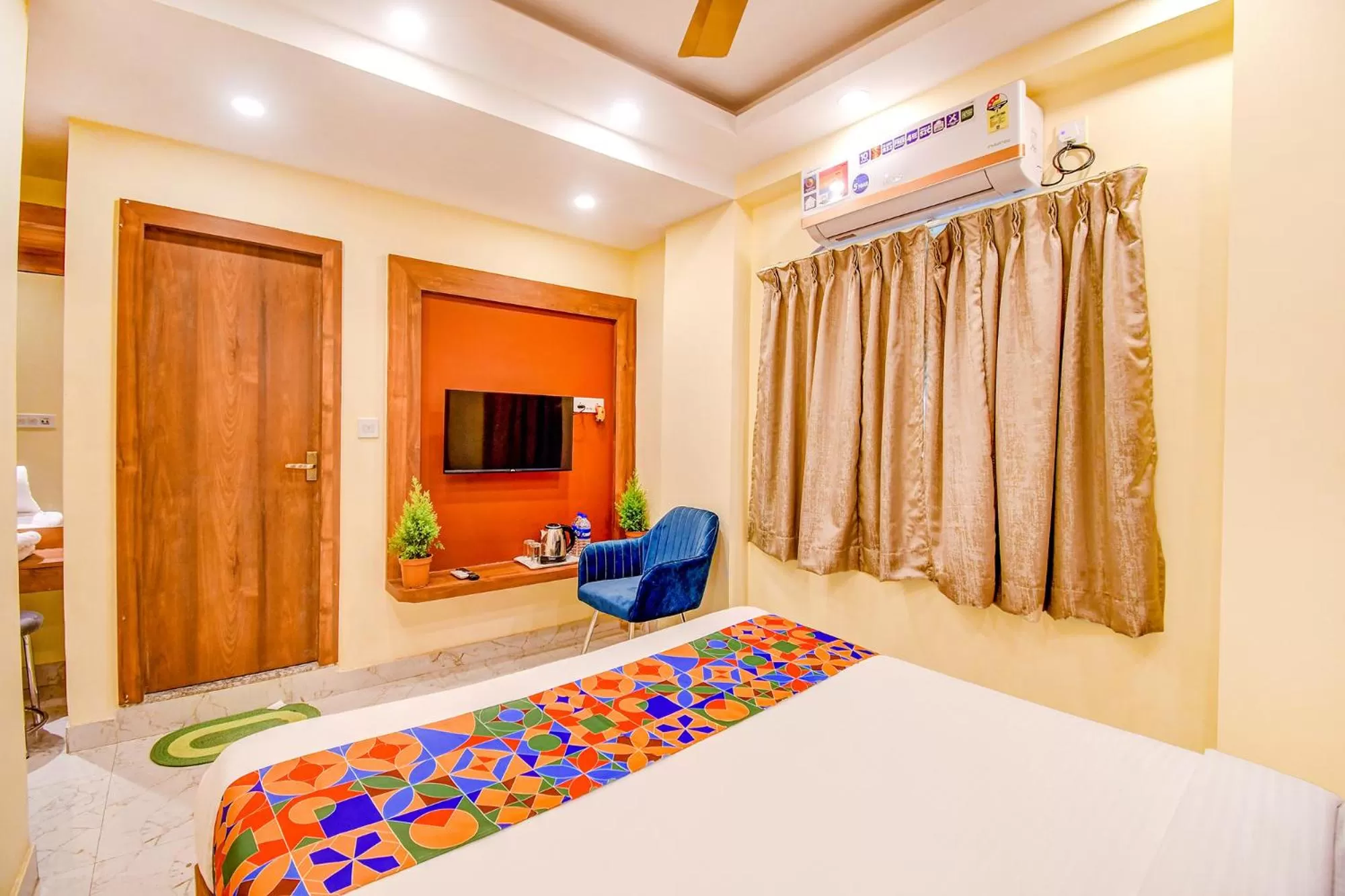 Communal lounge/ TV room, Bed in FabHotel Aqua Tulip - Nr Milan Mela