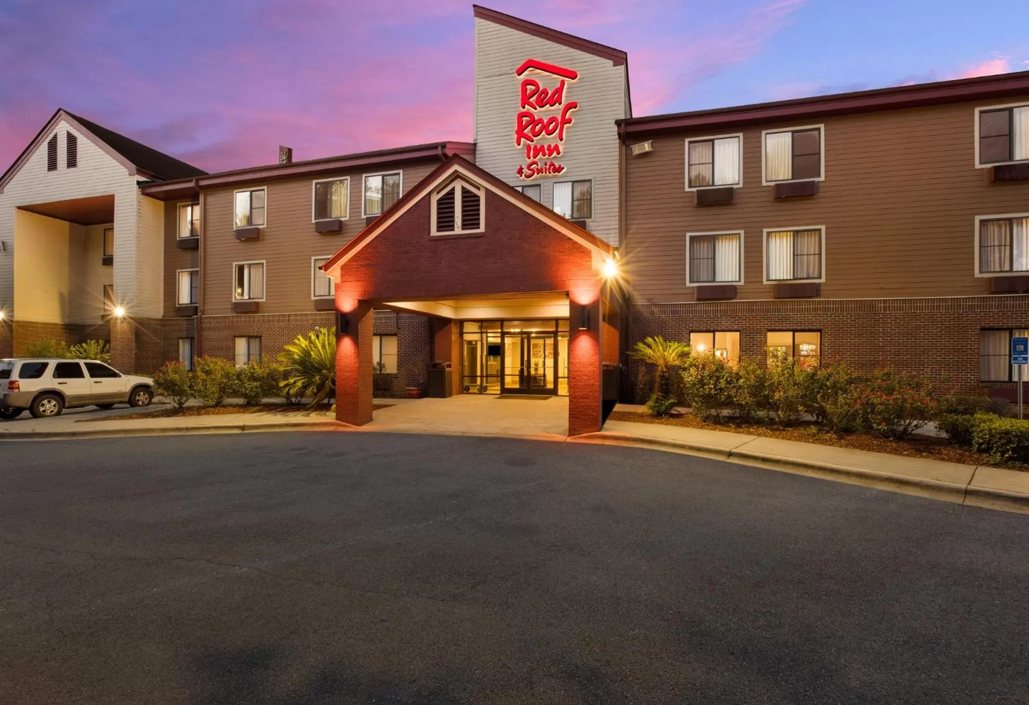 Property building in Red Roof Inn & Suites Savannah Airport