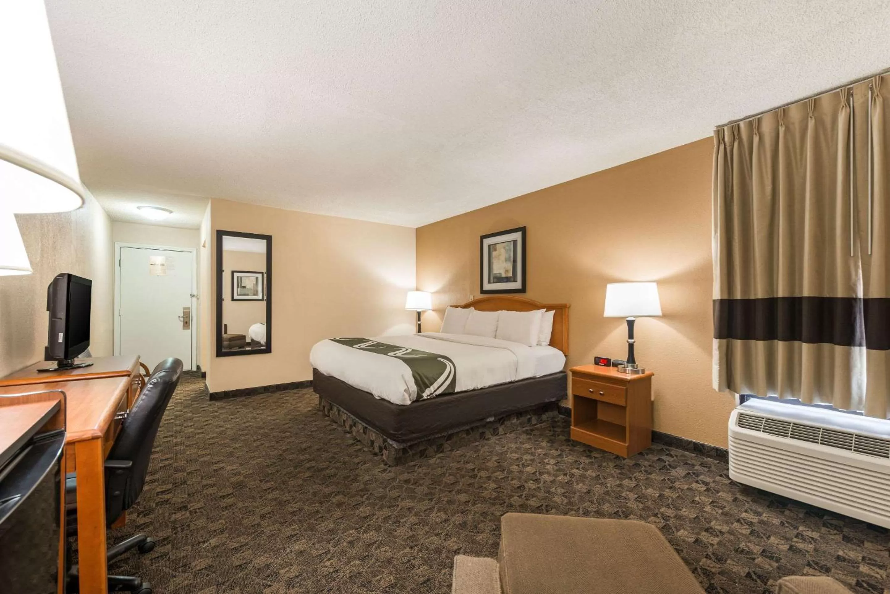 Photo of the whole room, Bed in Quality Inn & Suites Portage Central