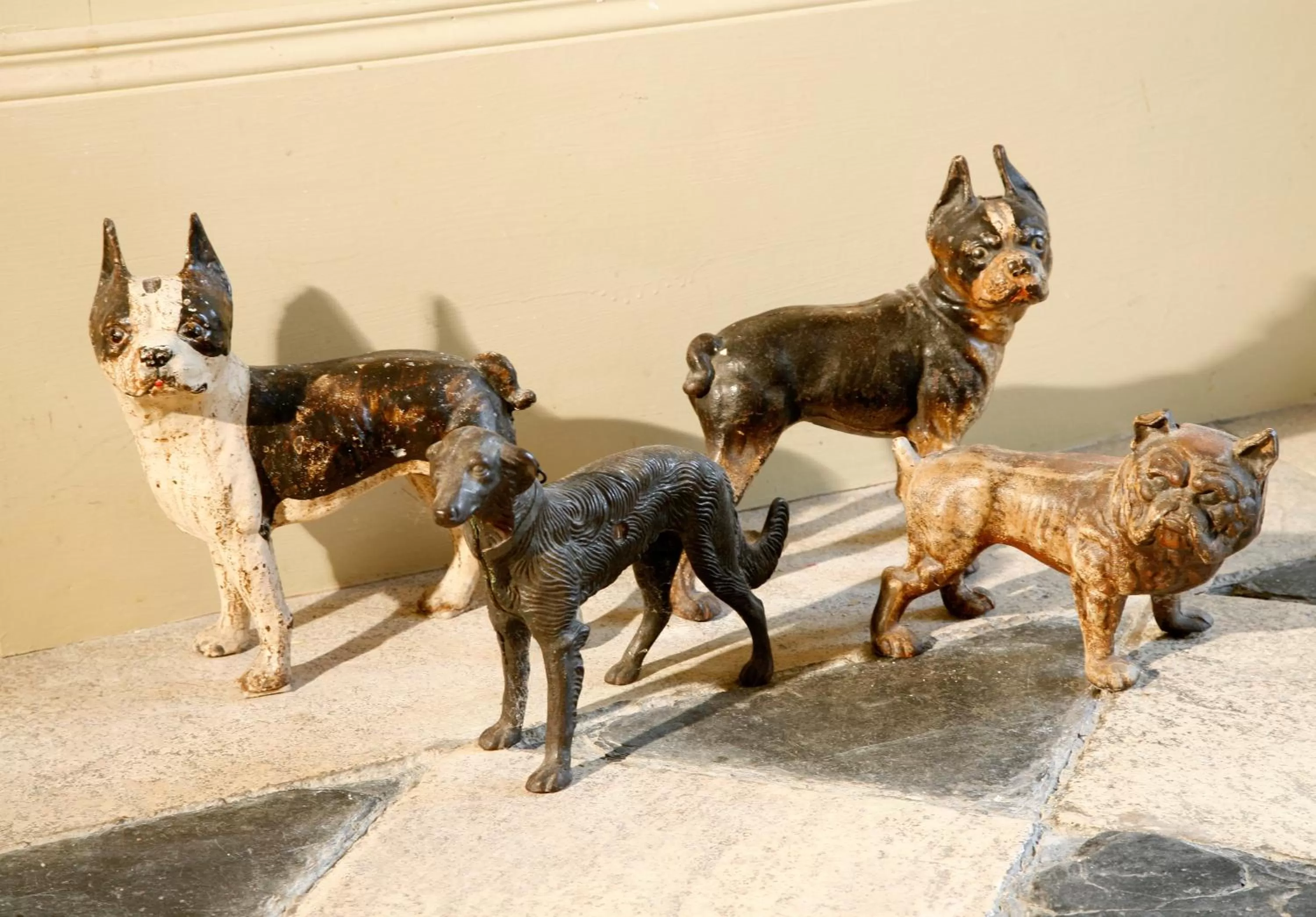 Decorative detail in La Porte Rouge - The Red Door Inn