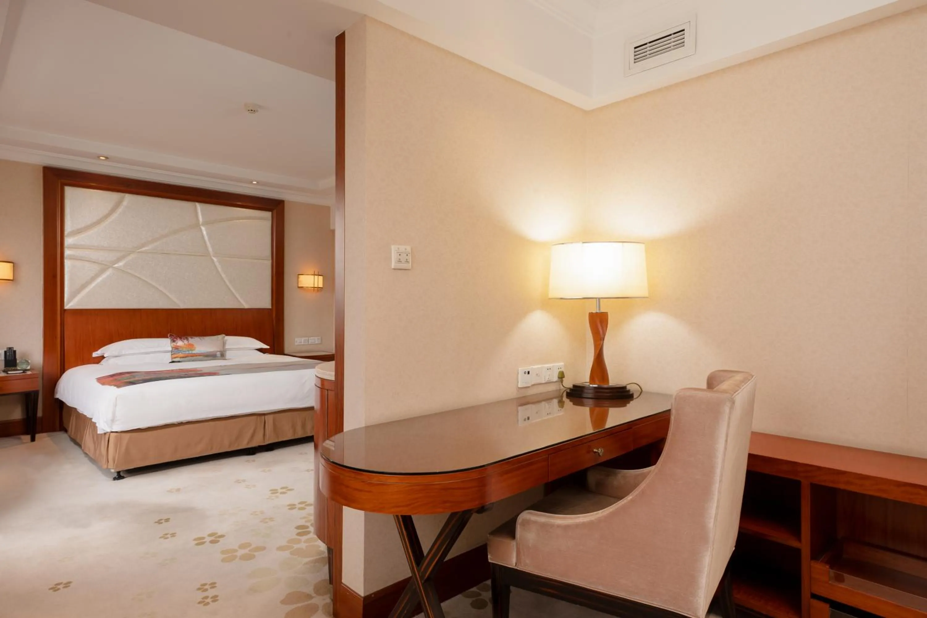 Bed in Hangzhou Xinqiao Hotel