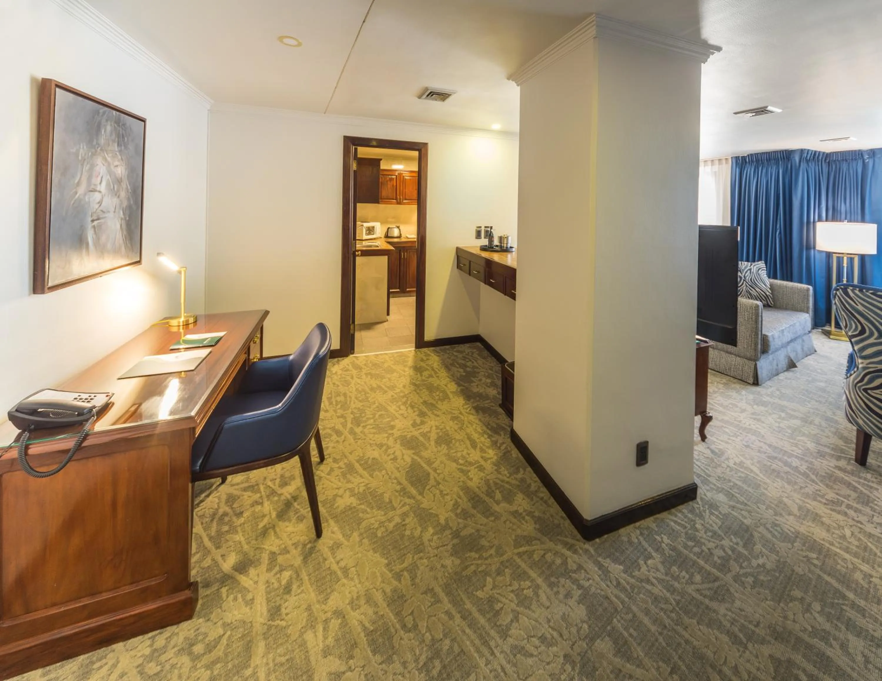 Living room, Bed in Ritz Apart Hotel