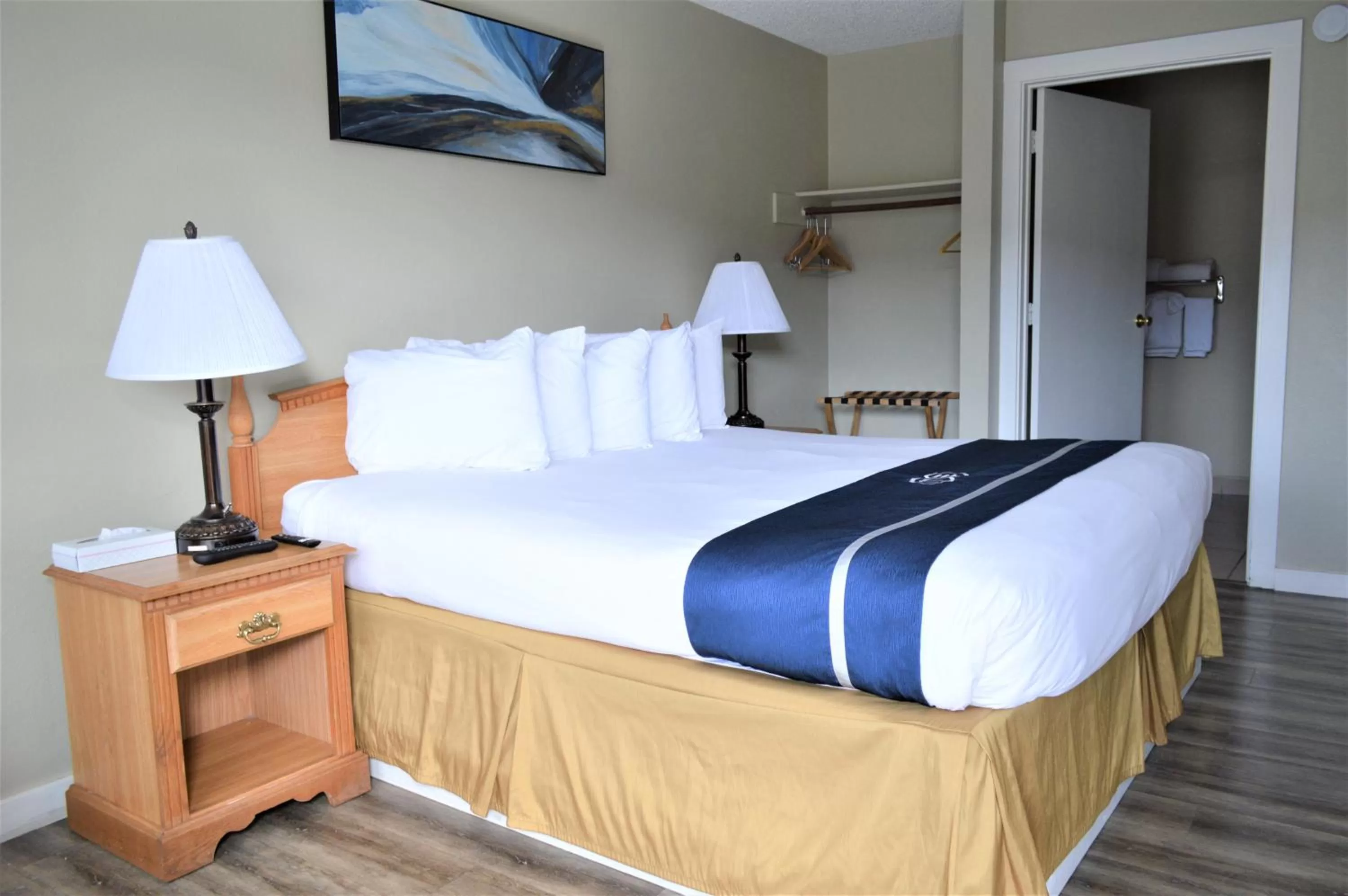 Bed in Omeo Suites Glass Beach