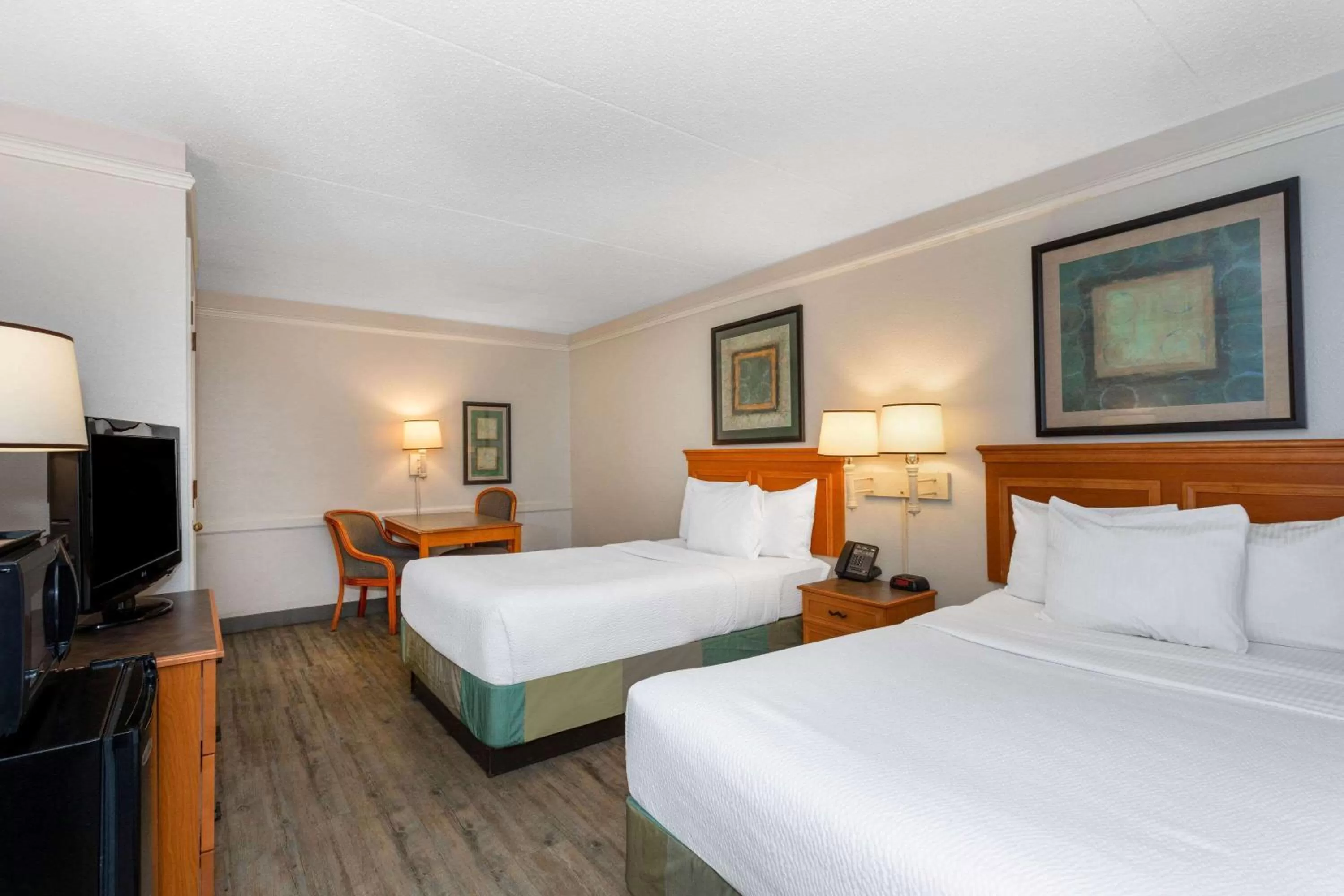 Photo of the whole room, Bed in La Quinta Inn by Wyndham Tallahassee North