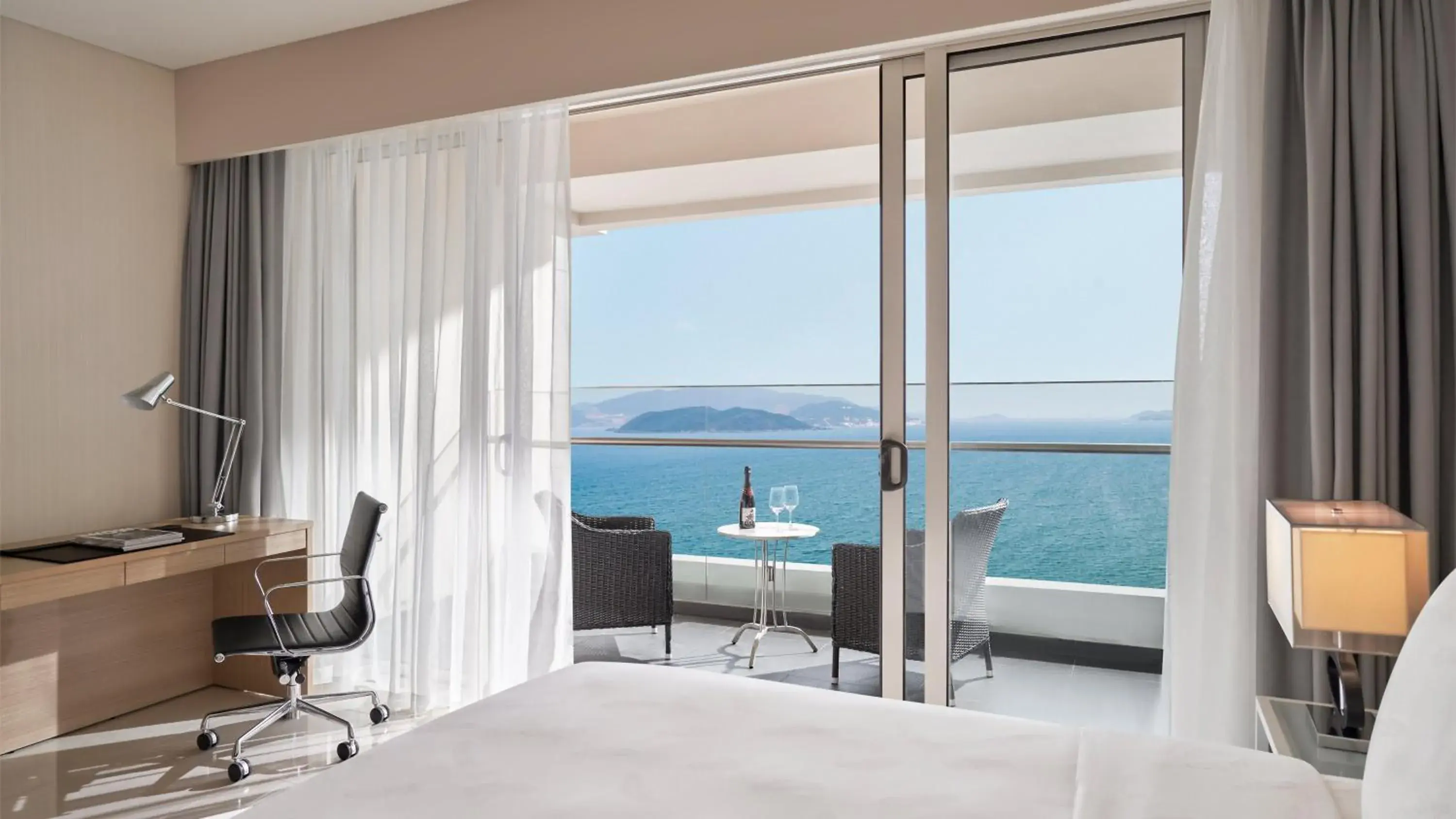 Three-Bedroom Suite with Two King Beds and Two Single Beds - Bath/Ocean View in Costa Executive Residences Three-Bedroom Suite with Two King Beds and Two Single Beds - Bath/Ocean View in Costa Executive Residences