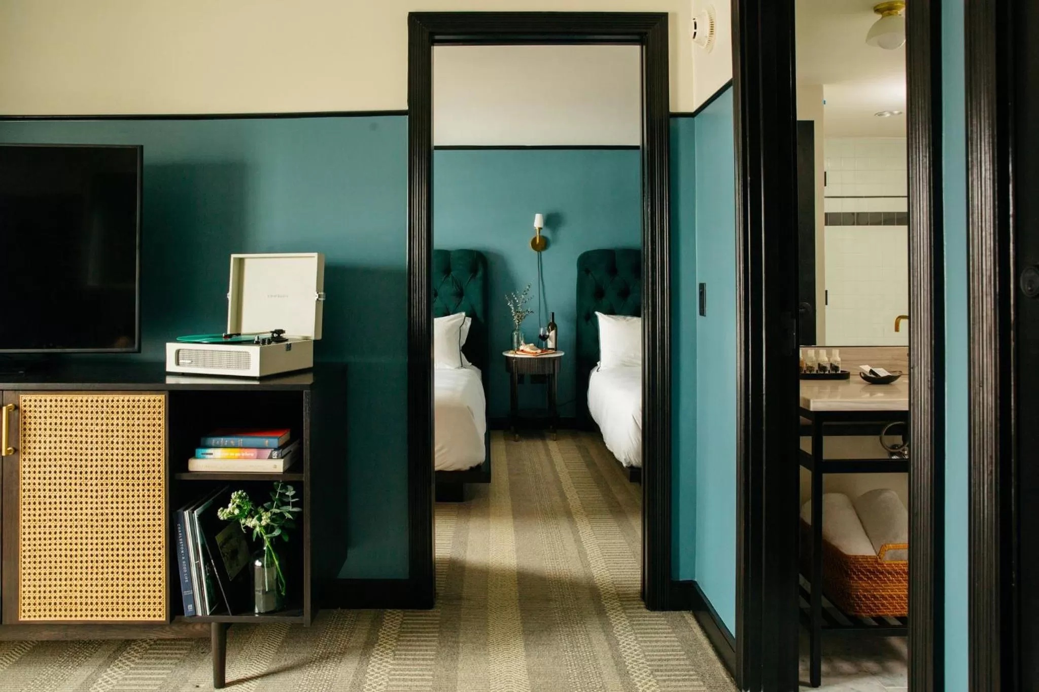 Photo of the whole room in Emeline