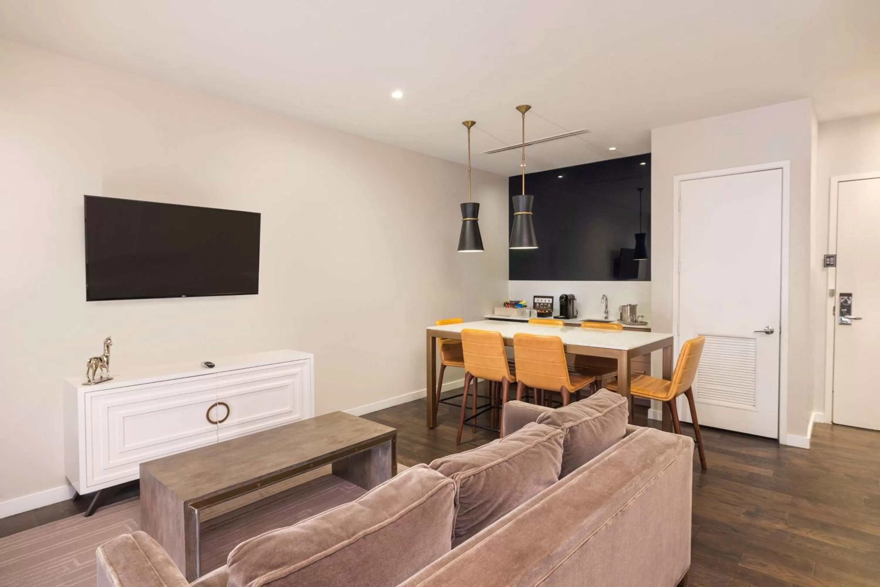 Living room in The Statler Dallas, Curio Collection By Hilton