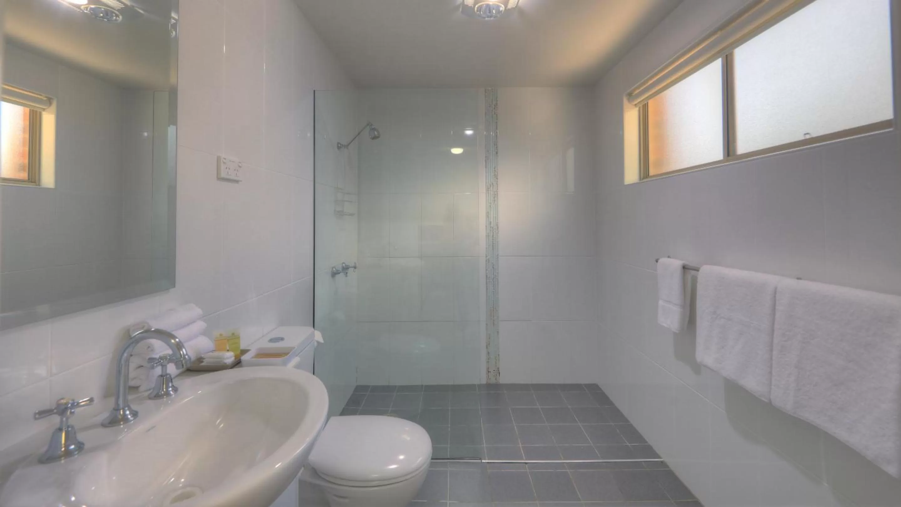 Bathroom in Heritage River Motor Inn