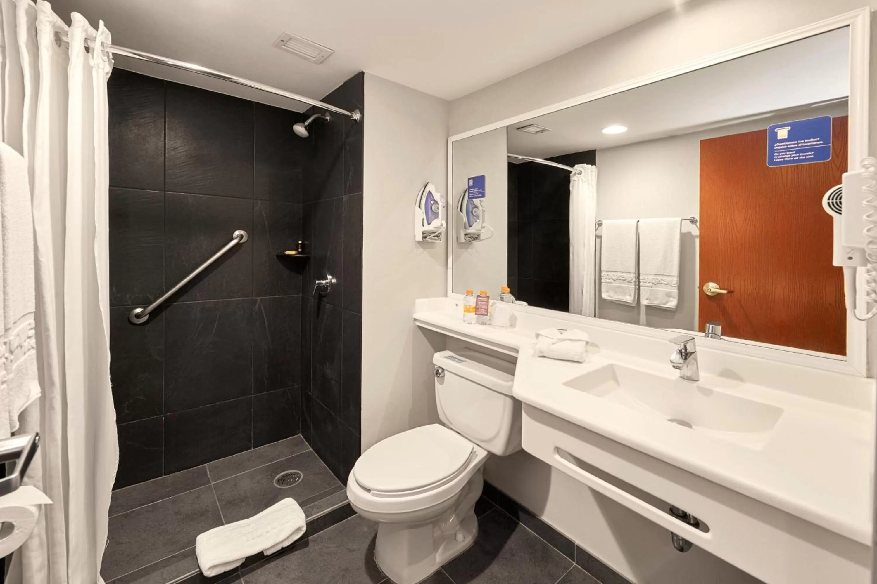 Bathroom in City Express Plus by Marriott Leon Centro de Convenciones