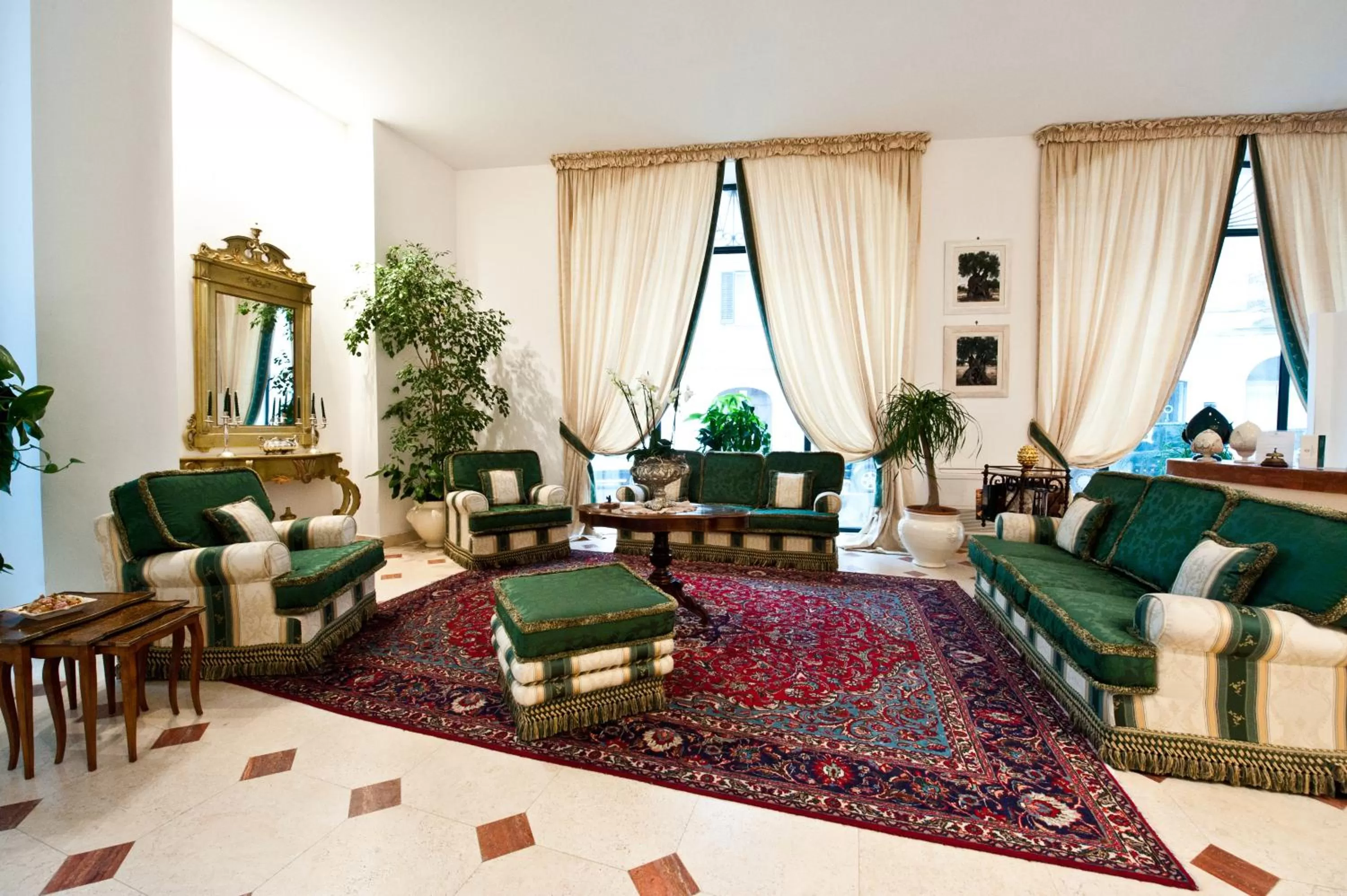 Lobby or reception in OSTUNI PALACE - Hotel Bistrot & SPA