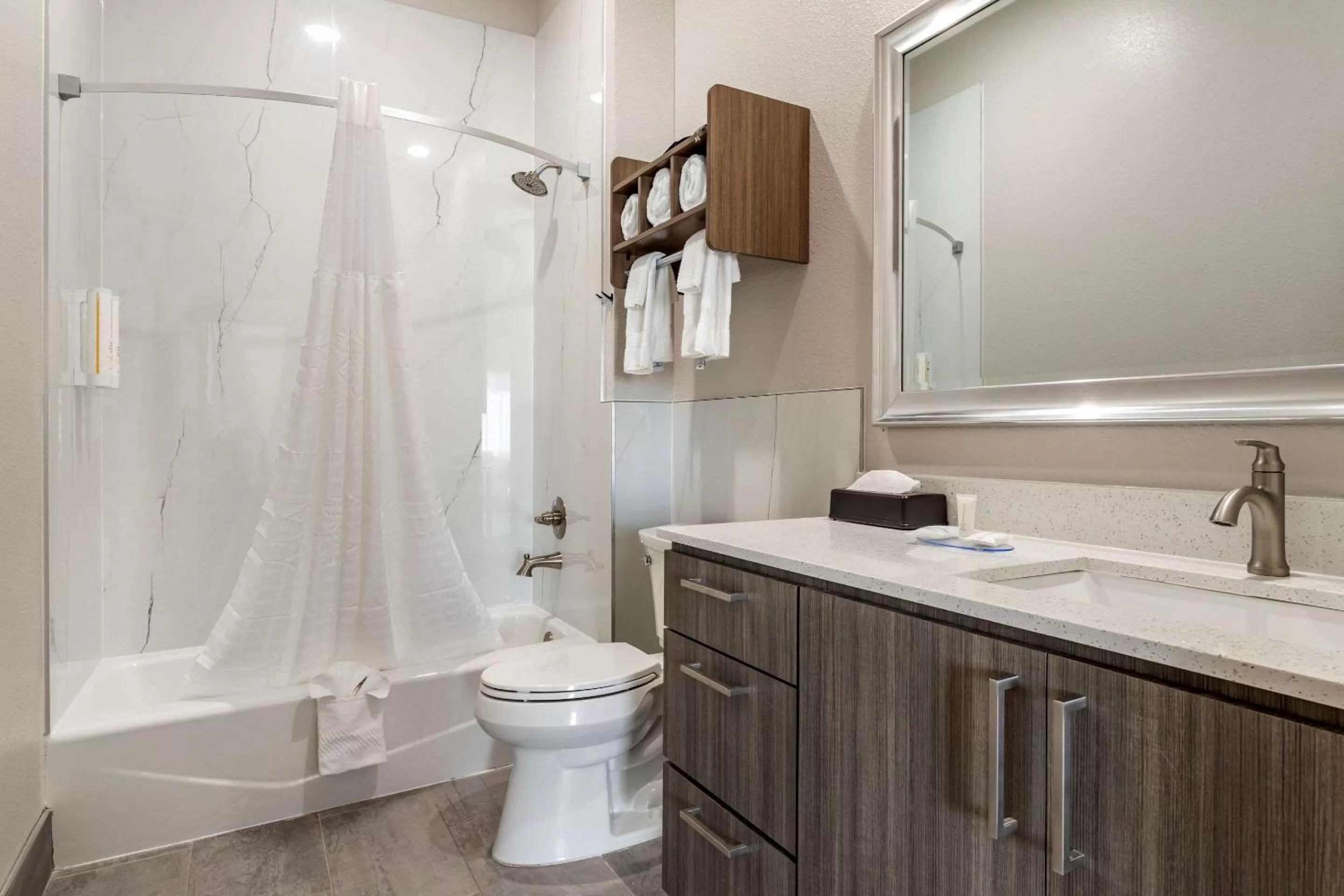 Bathroom in Clarion Pointe Port Arthur-Beaumont South