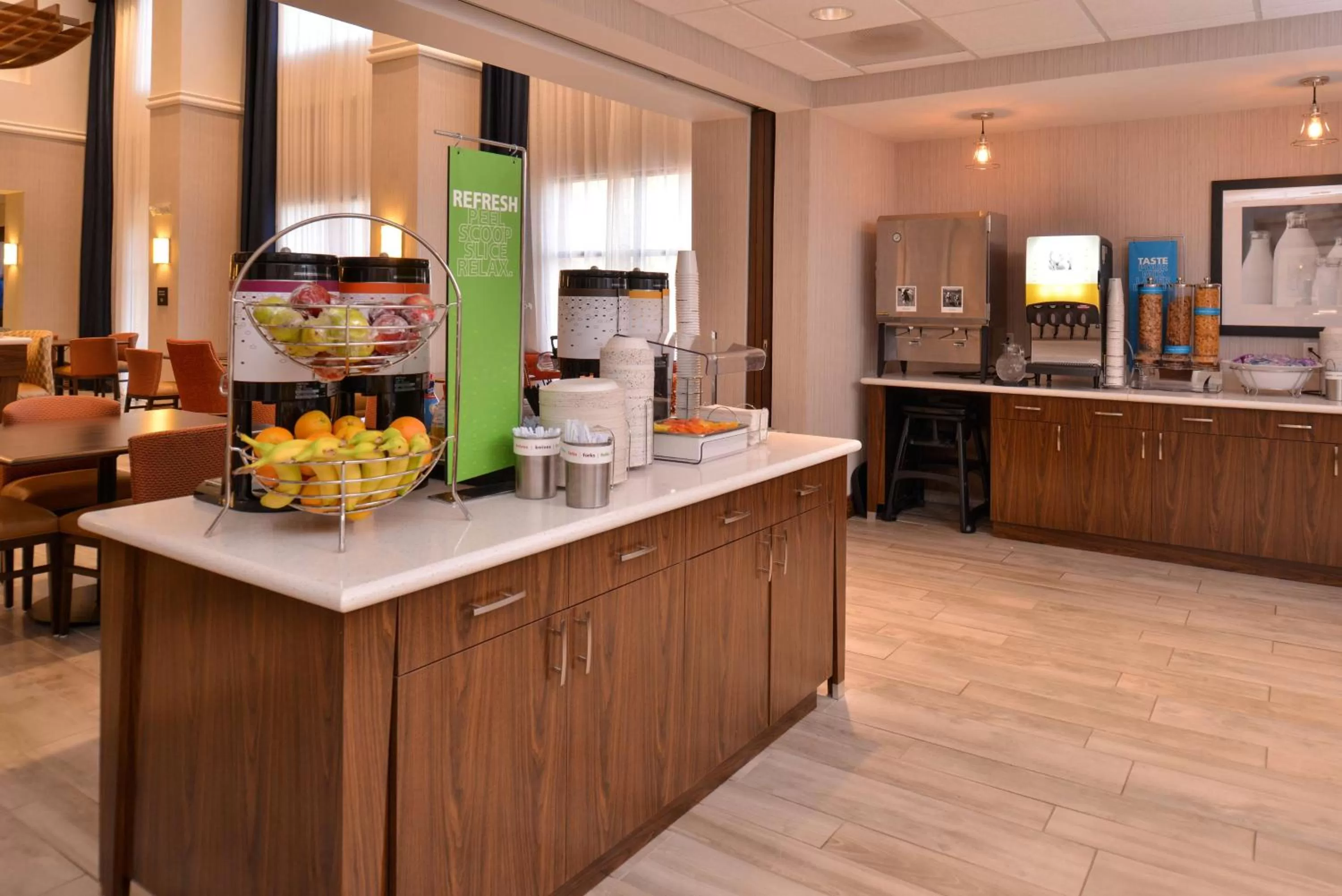 Dining area in Hampton Inn & Suites Ann Arbor West