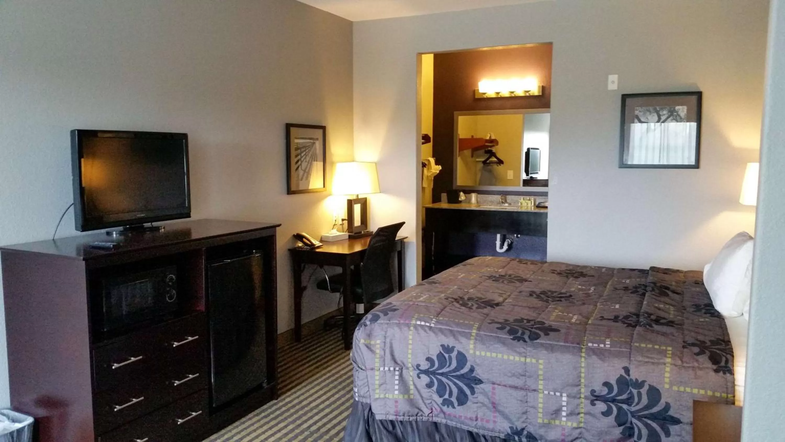 TV and multimedia, Bed in Studio 6-Beeville, TX