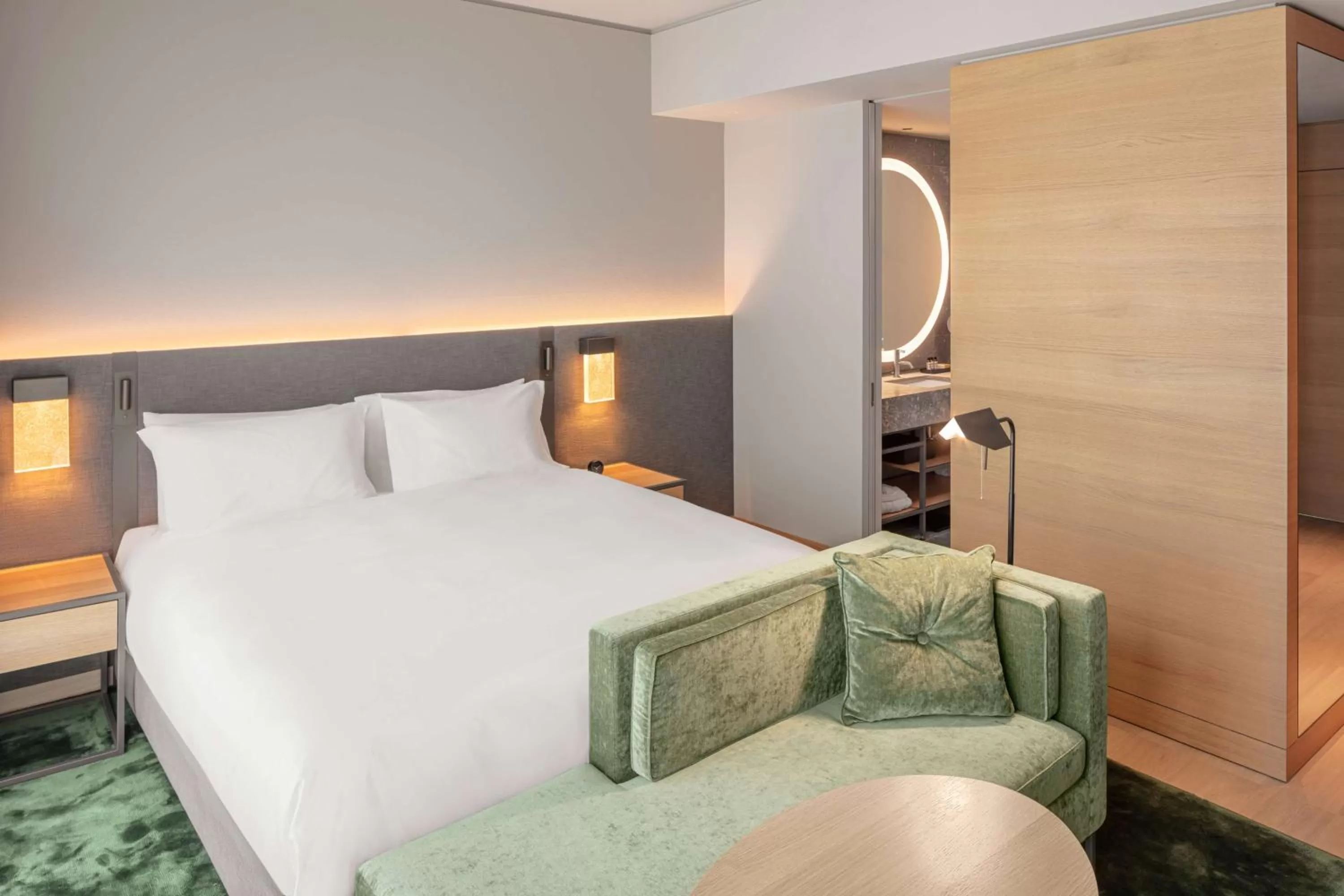 Bed in Hyatt Regency Zurich Airport Circle