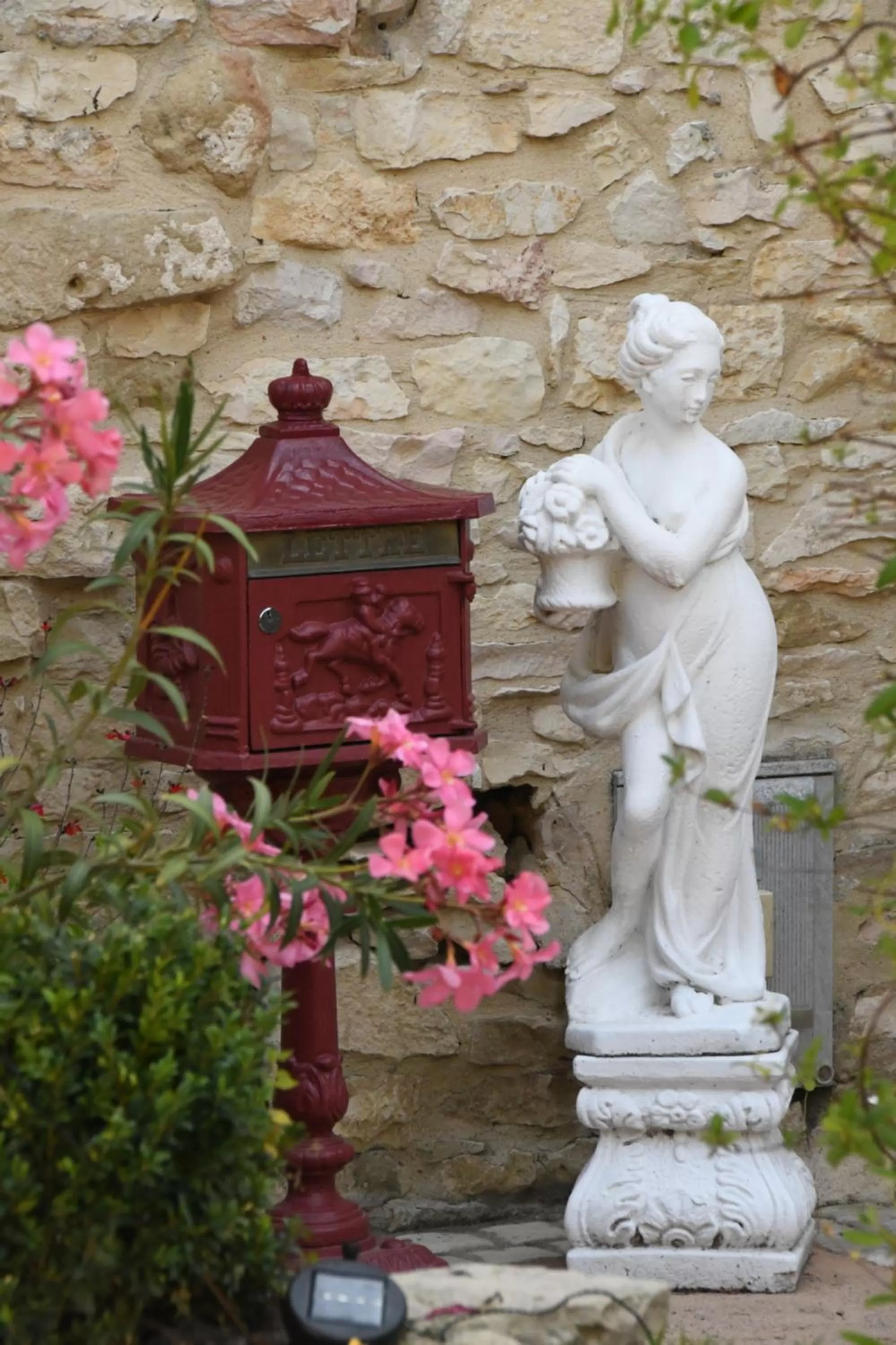 Property building in Hotel Le Saint Laurent