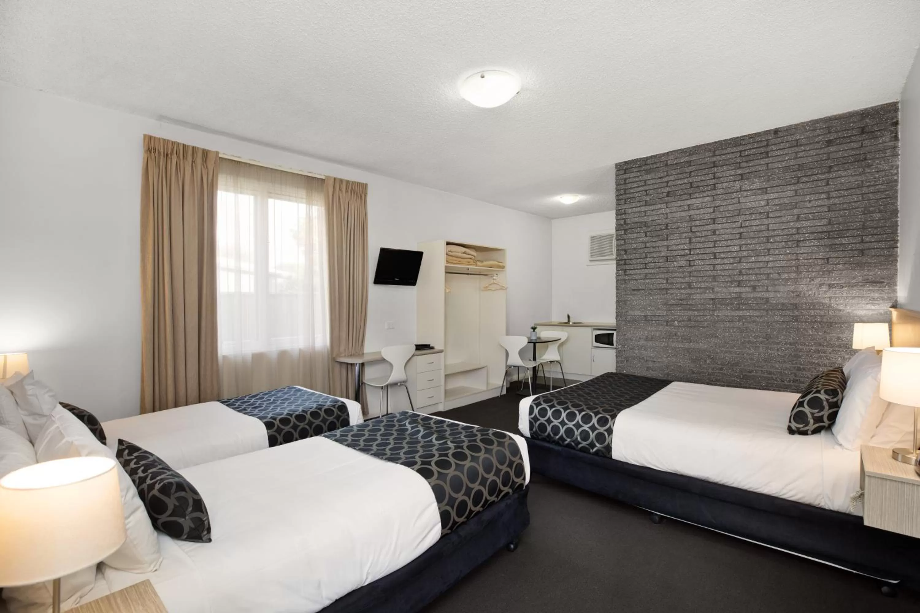 Photo of the whole room, Bed in Adelaide Road Motor Lodge