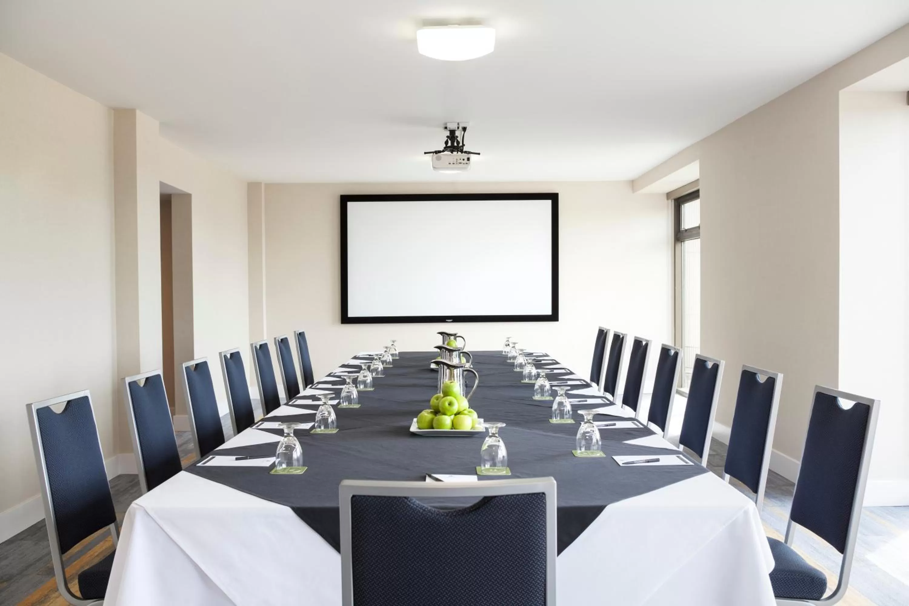Meeting/conference room in Radisson Blu Vancouver Airport Hotel & Marina