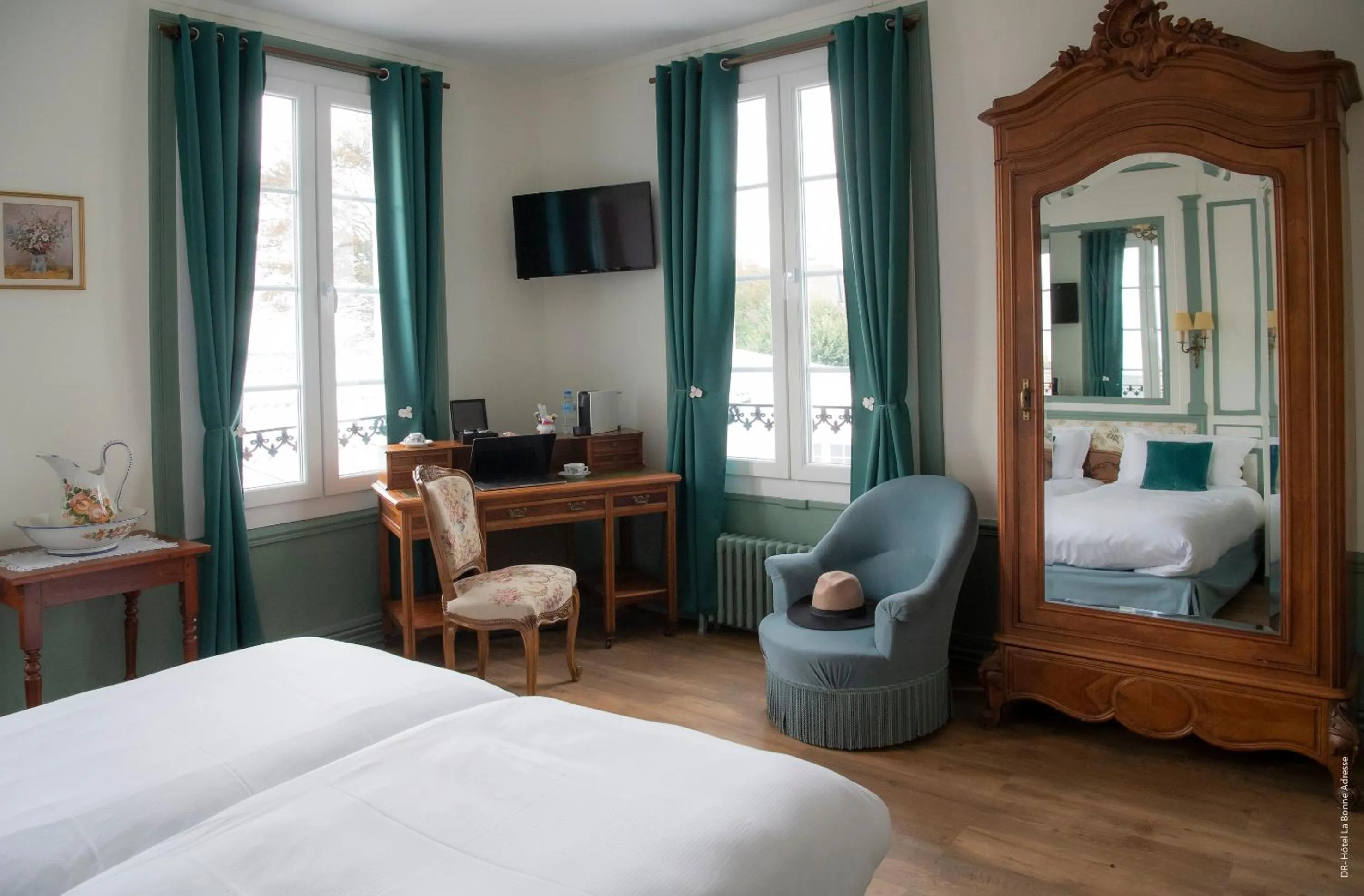 Photo of the whole room, Bed in Hotel de Charme La Bonne Adresse - Logis hotels