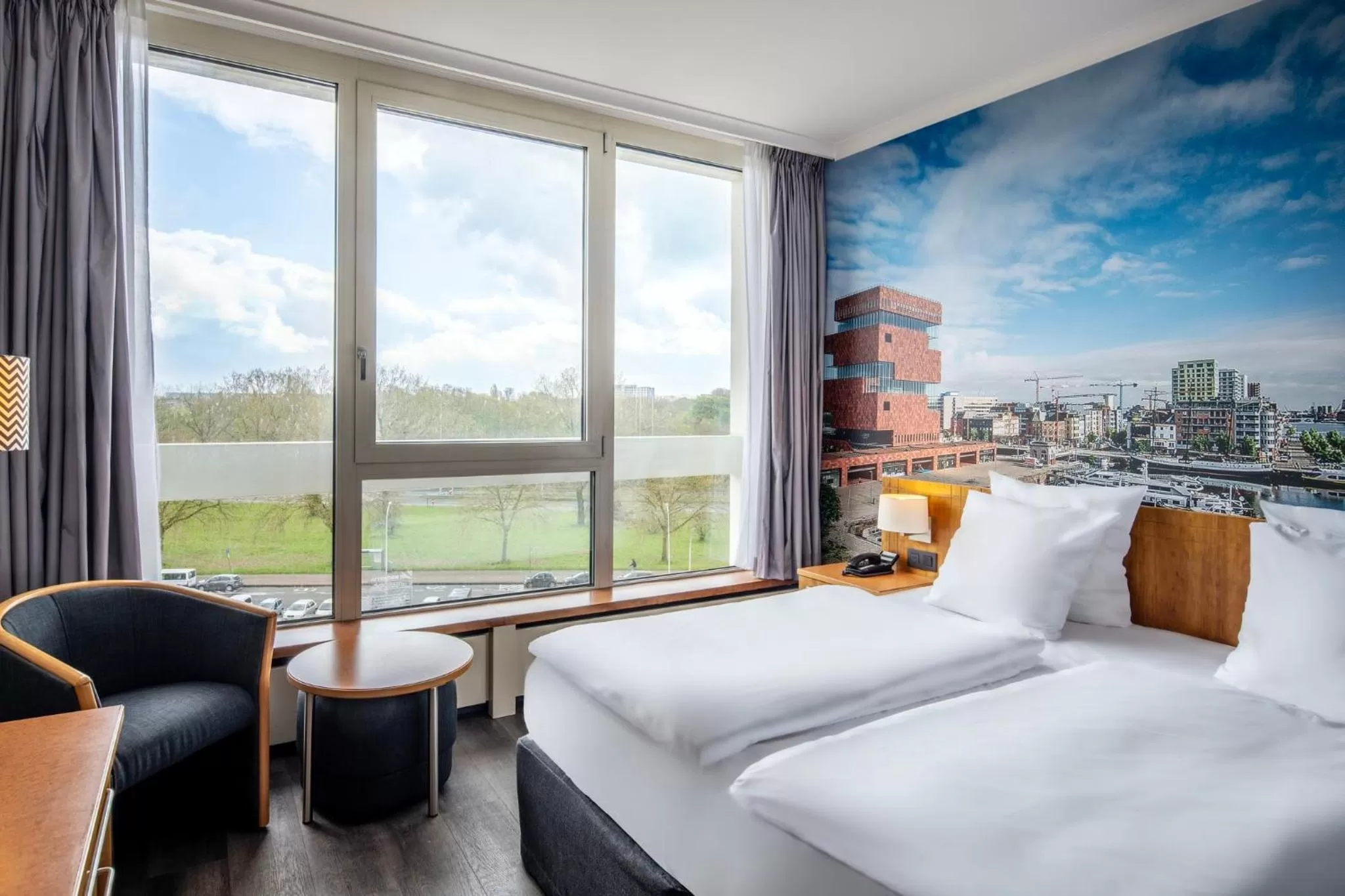 Photo of the whole room, Bed in Crowne Plaza Antwerpen by IHG