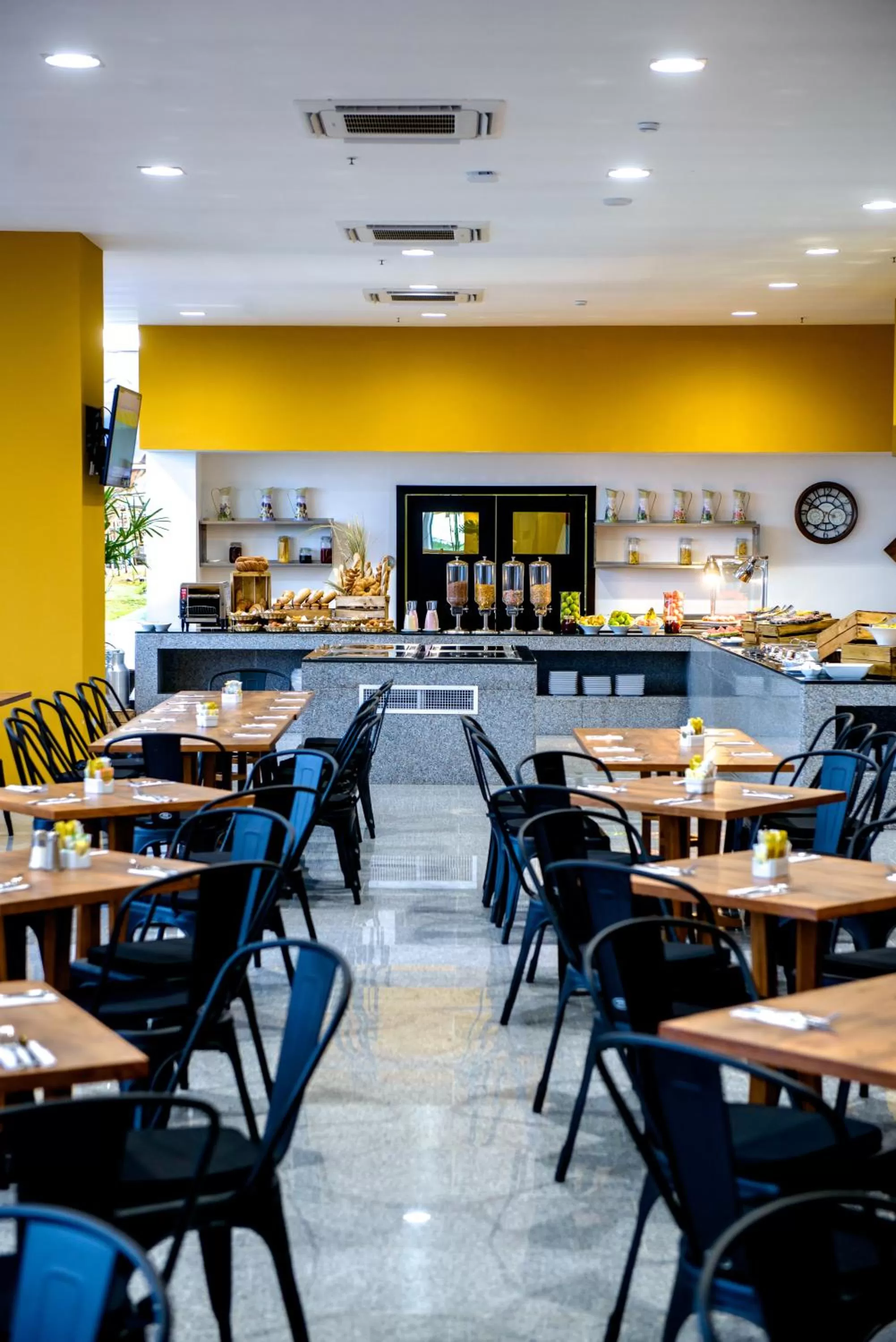 Restaurant/places to eat in Wyndham Manta Sail Plaza Hotel and Convention Center