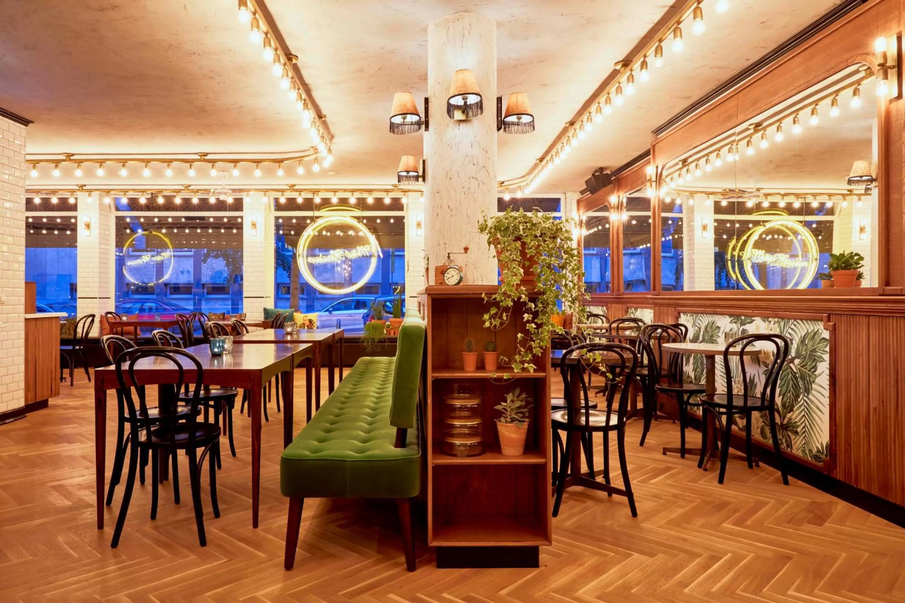 Restaurant/places to eat in Max Brown Hotel Midtown, part of Sircle Collection