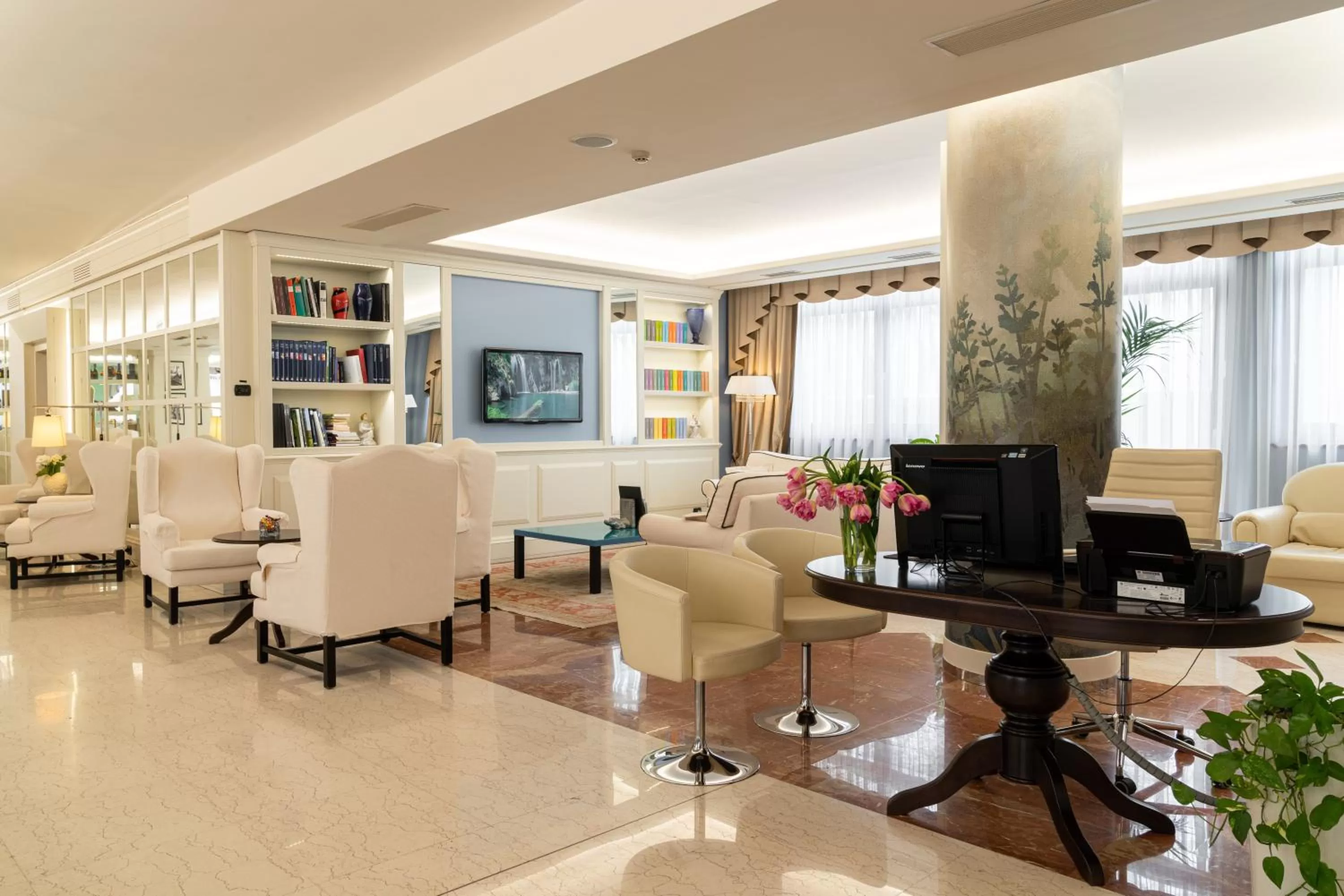 Communal lounge/ TV room in Hotel Roxy Plaza